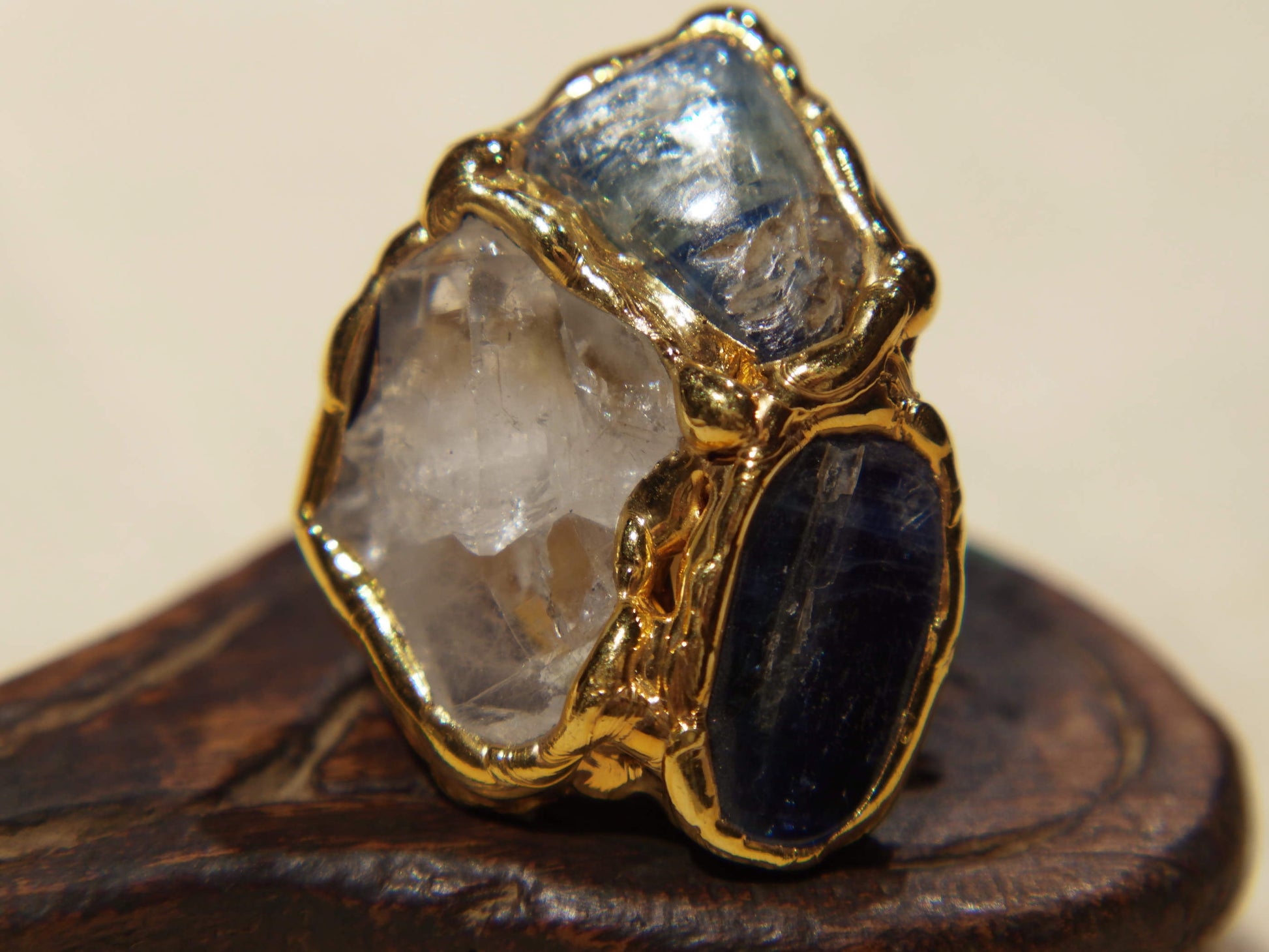 anello in ottone e sodalite / crisatllo di rocca / agata striata blu  costruito interamente a mano , pietre grezze lasciate tali . Anello costruito attorno alle pietre senza utilizzo di stampi o campioni standard .  unico .