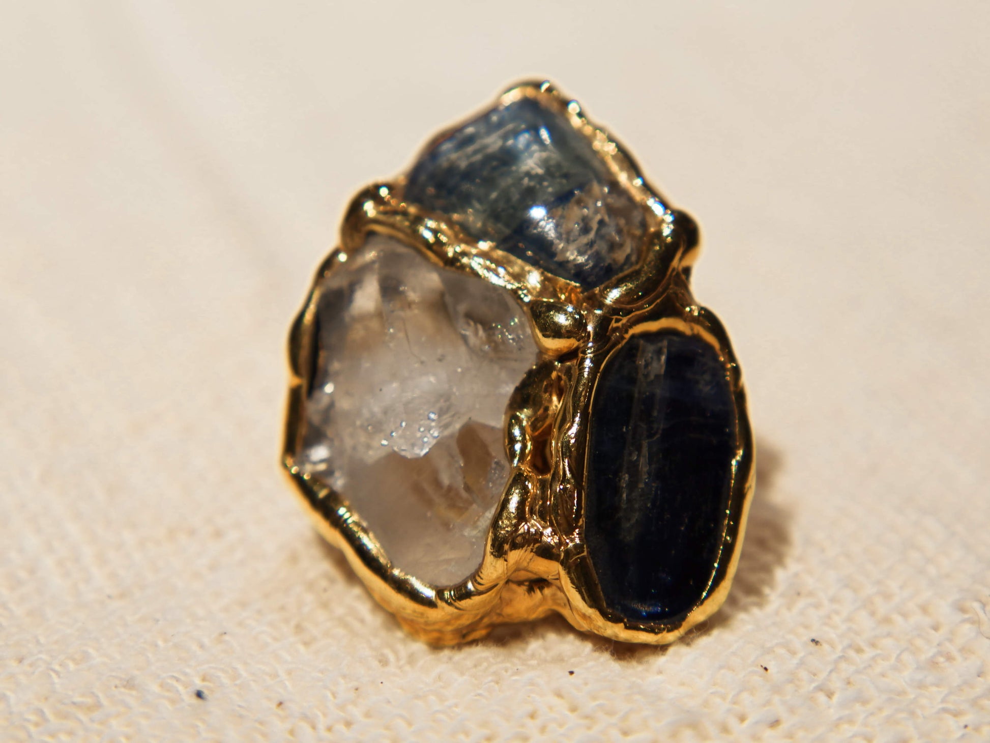 anello in ottone e sodalite / crisatllo di rocca / agata striata blu  costruito interamente a mano , pietre grezze lasciate tali . Anello costruito attorno alle pietre senza utilizzo di stampi o campioni standard .  unico .