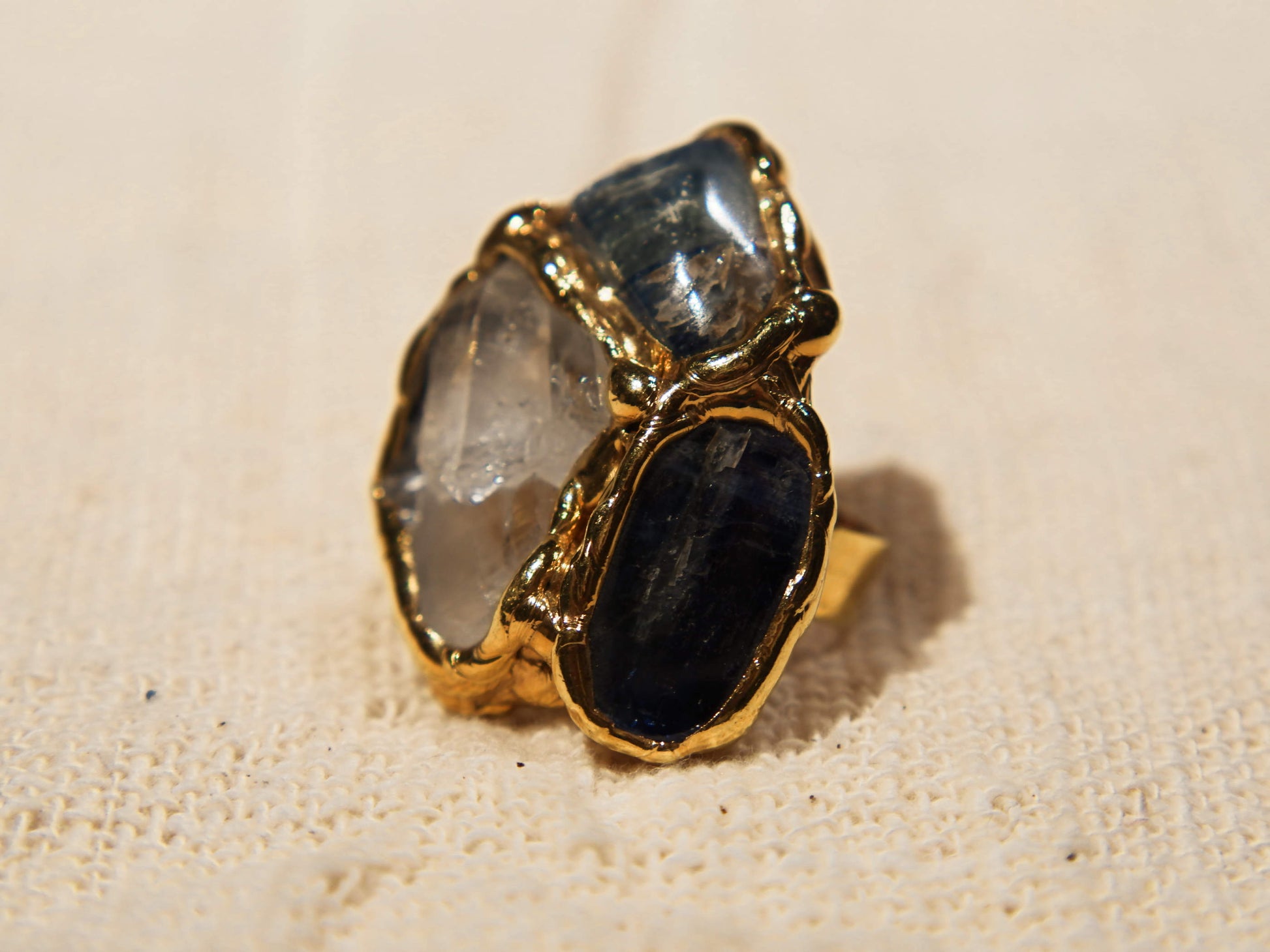 anello in ottone e sodalite / crisatllo di rocca / agata striata blu  costruito interamente a mano , pietre grezze lasciate tali . Anello costruito attorno alle pietre senza utilizzo di stampi o campioni standard .  unico .