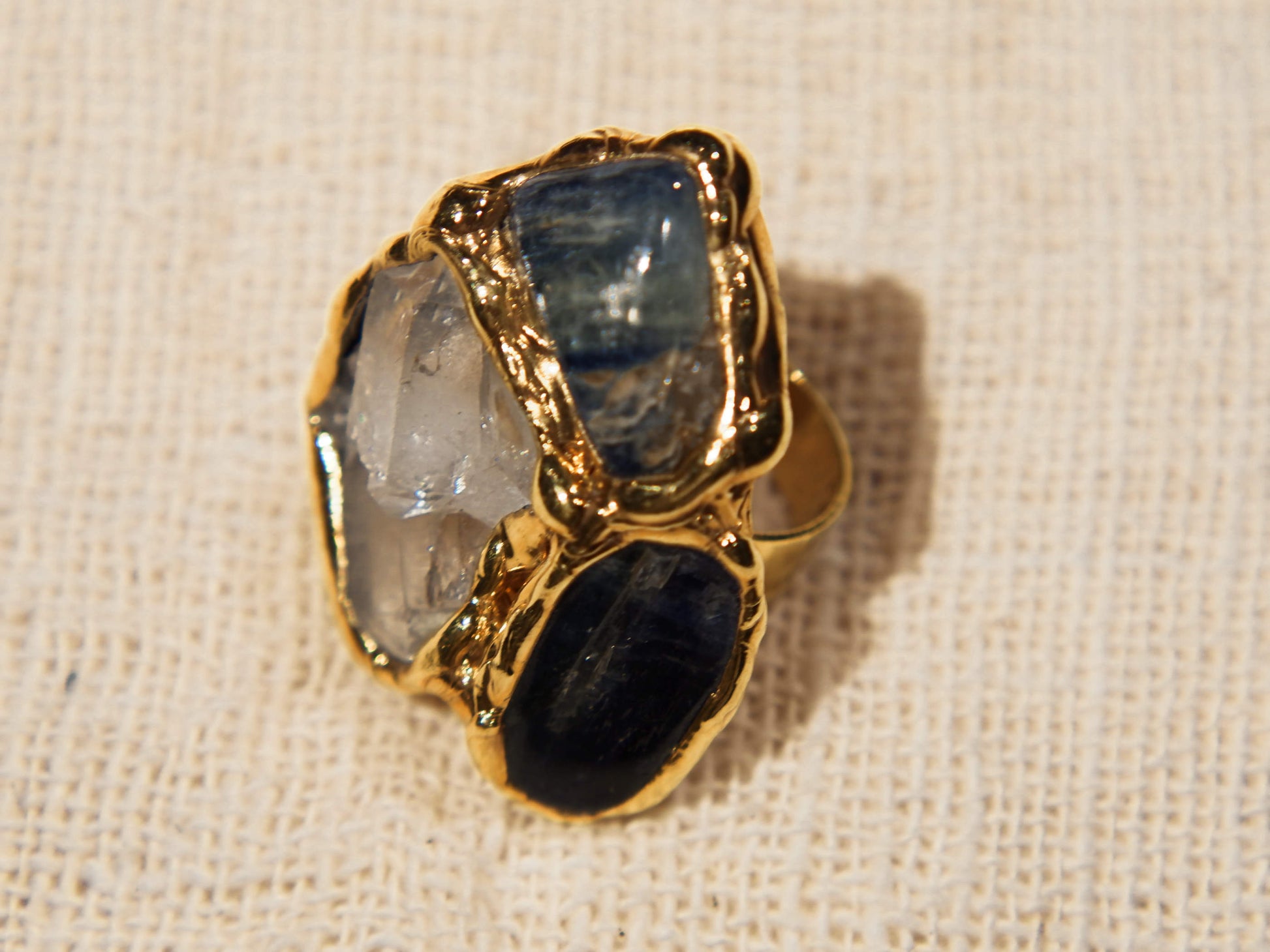 anello in ottone e sodalite / crisatllo di rocca / agata striata blu  costruito interamente a mano , pietre grezze lasciate tali . Anello costruito attorno alle pietre senza utilizzo di stampi o campioni standard .  unico .