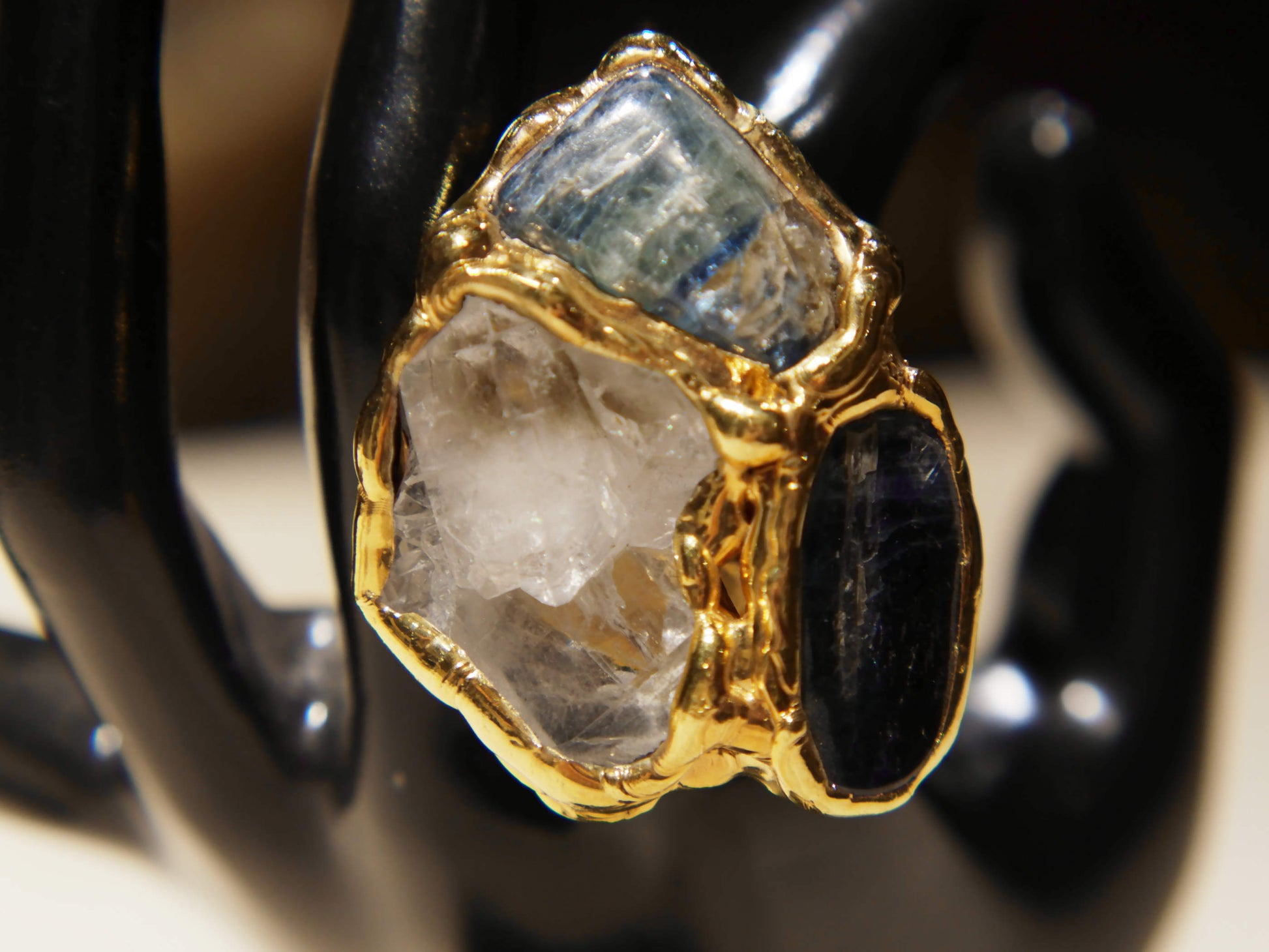 anello in ottone e sodalite / crisatllo di rocca / agata striata blu  costruito interamente a mano , pietre grezze lasciate tali . Anello costruito attorno alle pietre senza utilizzo di stampi o campioni standard .  unico .