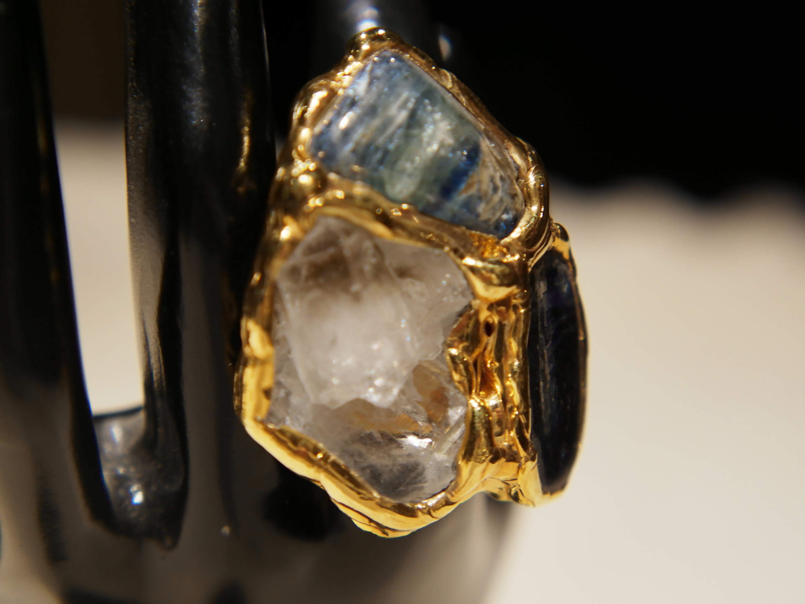 anello in ottone e sodalite / crisatllo di rocca / agata striata blu  costruito interamente a mano , pietre grezze lasciate tali . Anello costruito attorno alle pietre senza utilizzo di stampi o campioni standard .  unico .