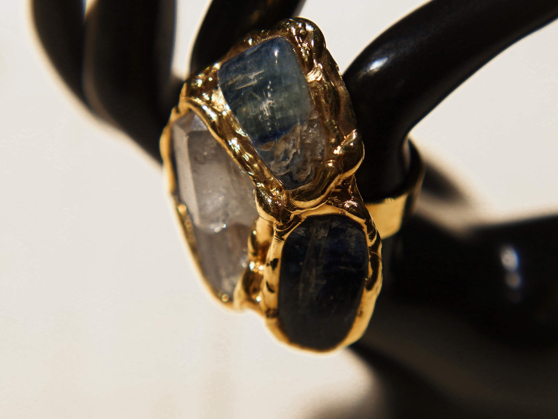 anello in ottone e sodalite / crisatllo di rocca / agata striata blu  costruito interamente a mano , pietre grezze lasciate tali . Anello costruito attorno alle pietre senza utilizzo di stampi o campioni standard .  unico .