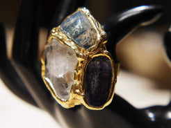 anello in ottone e sodalite / crisatllo di rocca / agata striata blu  costruito interamente a mano , pietre grezze lasciate tali . Anello costruito attorno alle pietre senza utilizzo di stampi o campioni standard .  unico .