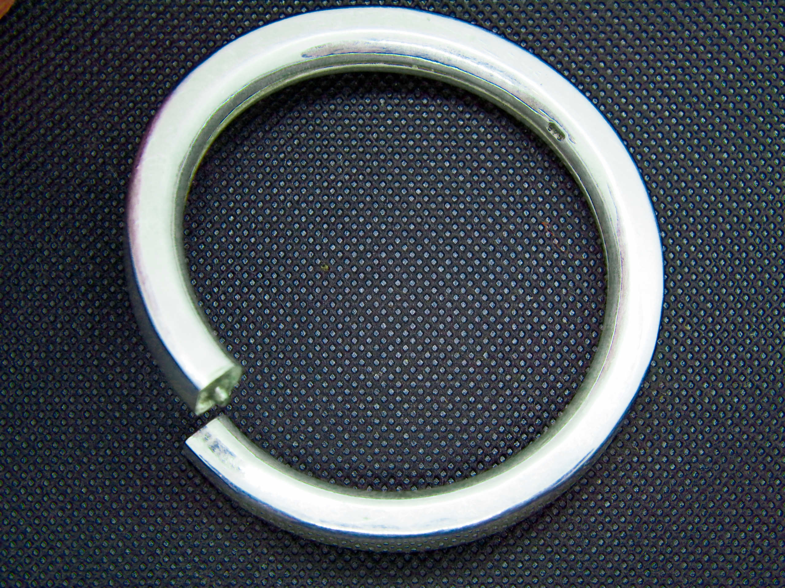 bracciale in argento rigido con possibilità di apertura chiusura .  peso 28 gr  diametro interno 6 cm  esterno 8 cm 