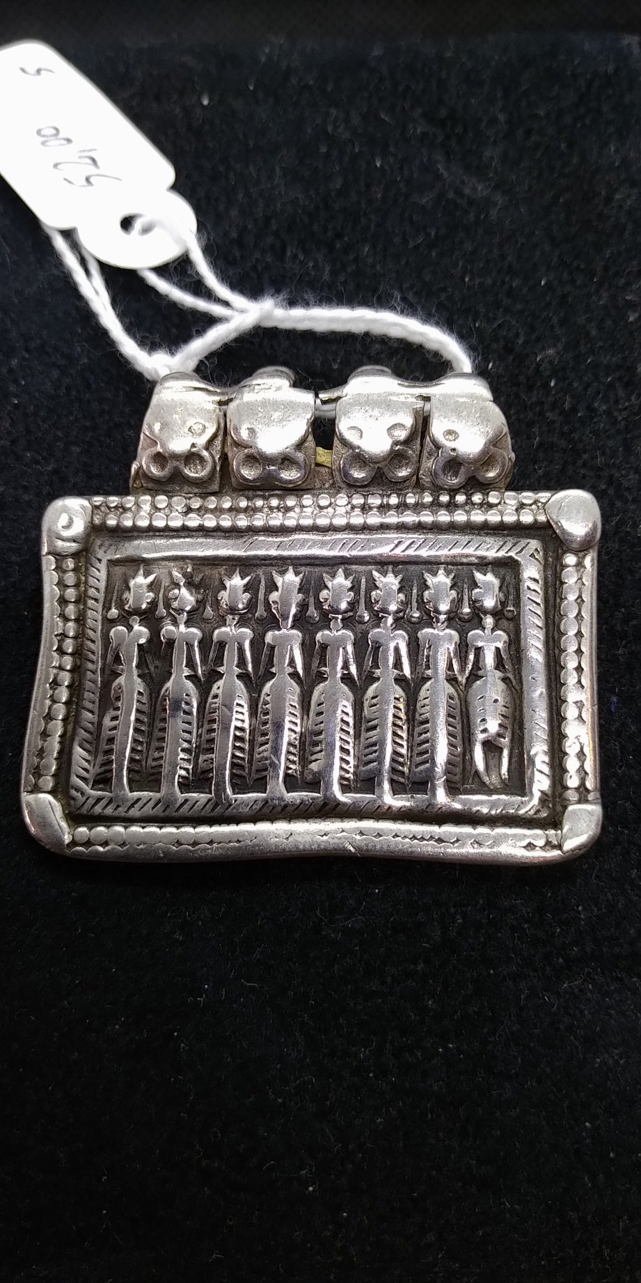 vecchio pendaglio indiano in argento , pezzo unico lavorato artigianalmente , disponibili altri modelli con vari soggetti , contattare per ultriori infornazioni .  Si tratta di un ciondolo amuletico con d'argento del XIX secolo o dell'inizio del XX secolo indossato dal popolo tribale del Rajasthan, nell'India settentrionale . è una rappresentazione delle otto madri (ashtamatrika: Brahmanai Bhairavi Chamundi Vaisnavi Varahi Mahesvari Indrani Kaumari) personificava i poteri shakti dei Deva (Dei).  peso 12gr  