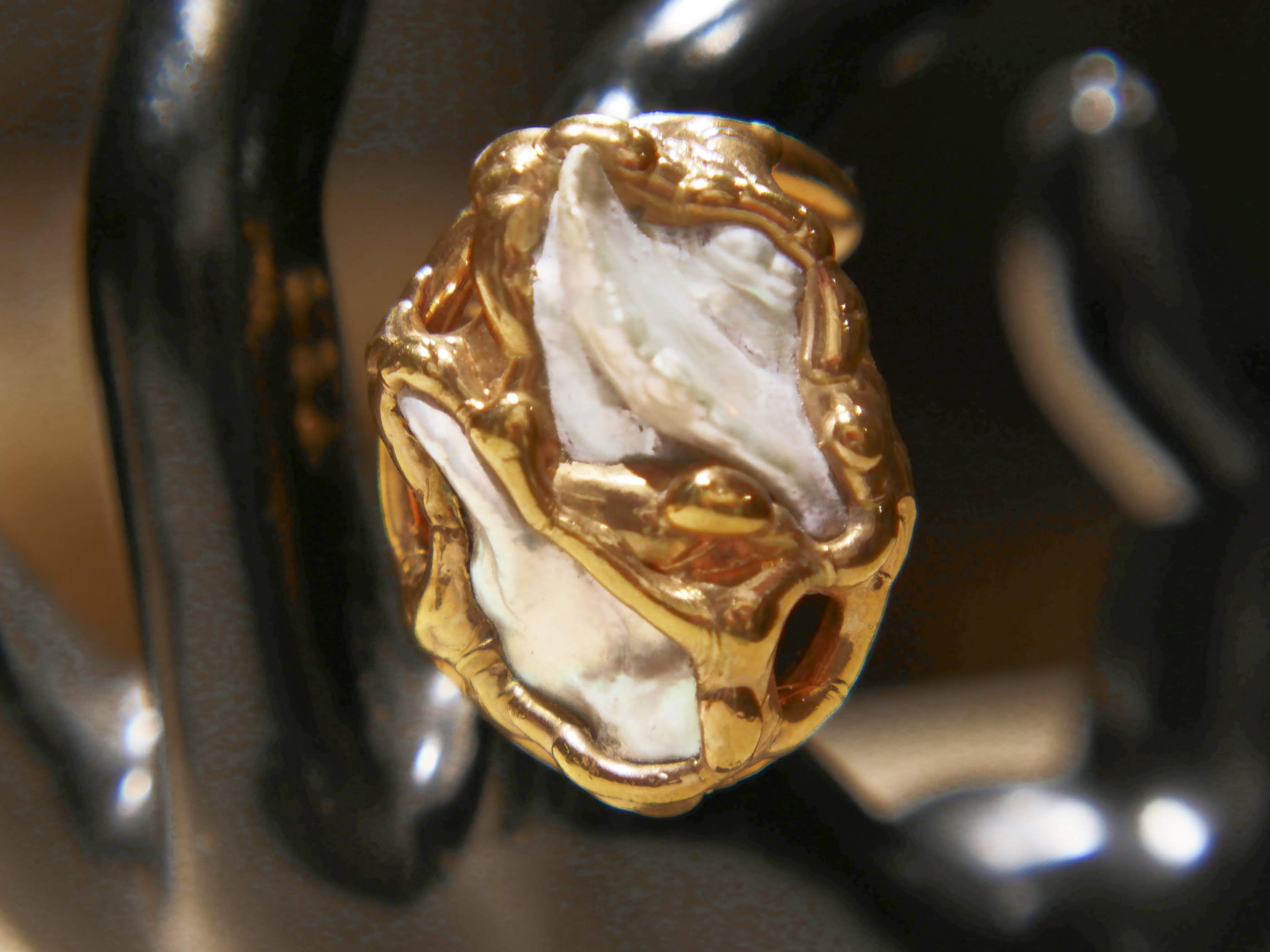 anello in ottone e perle scaramazze  costruito interamente a mano , pietre grezze lasciate tali . Anello costruito attorno alle pietre senza utilizzo di stampi o campioni standard .  unico .