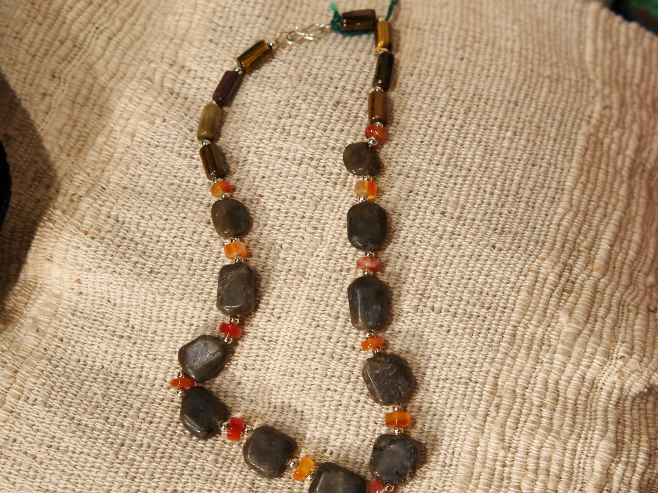 collana con pietre semipreziose , pietre dure .  pietre naturali non tinte o alterate chimicamente ,labradorite , corniola , occhio di tigre . Pezzo unico assemblato artigianalmente .  lunghezza 44 cm  peso 55 gr