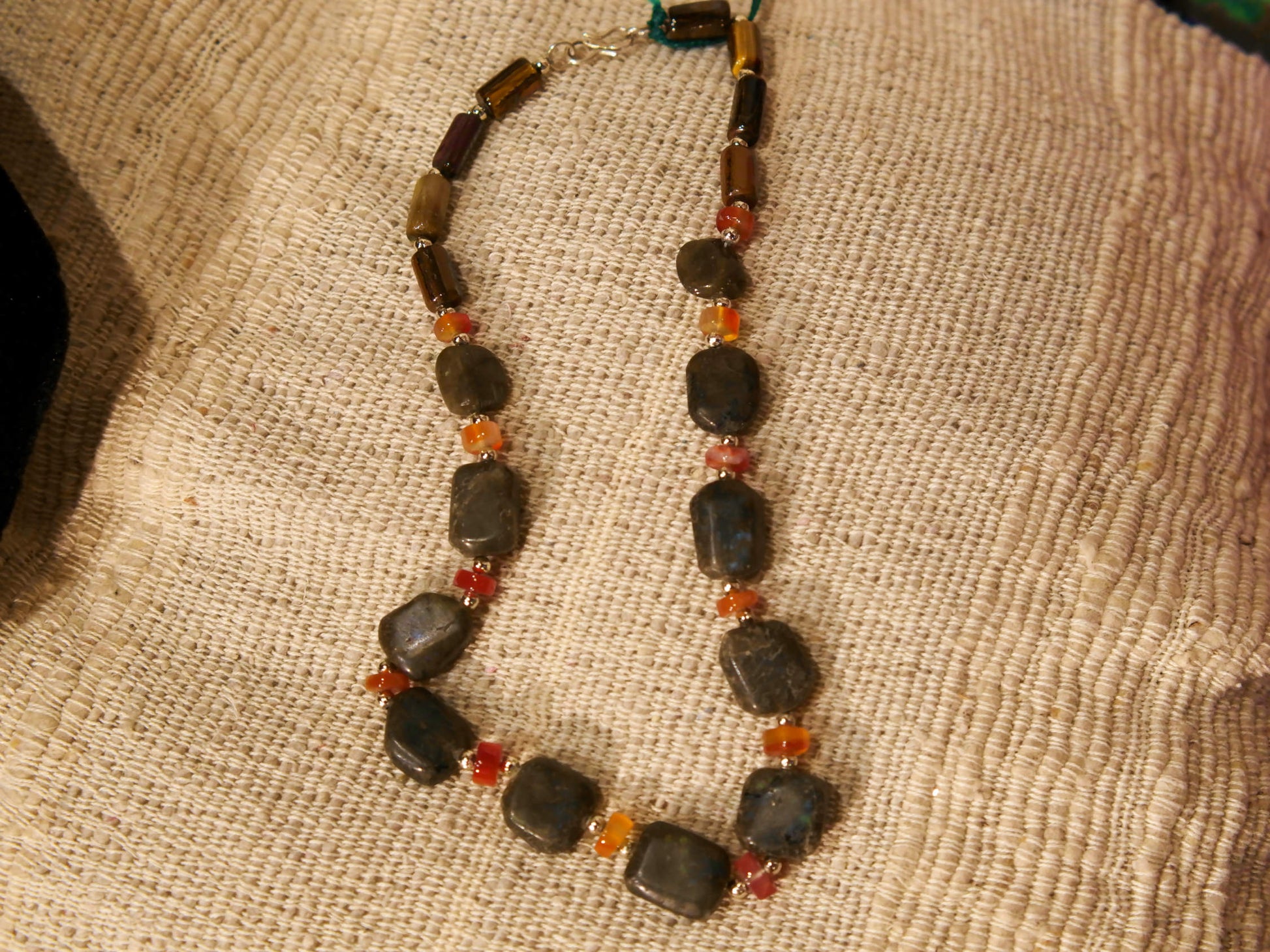 collana con pietre semipreziose , pietre dure .  pietre naturali non tinte o alterate chimicamente ,labradorite , corniola , occhio di tigre . Pezzo unico assemblato artigianalmente .  lunghezza 44 cm  peso 55 gr