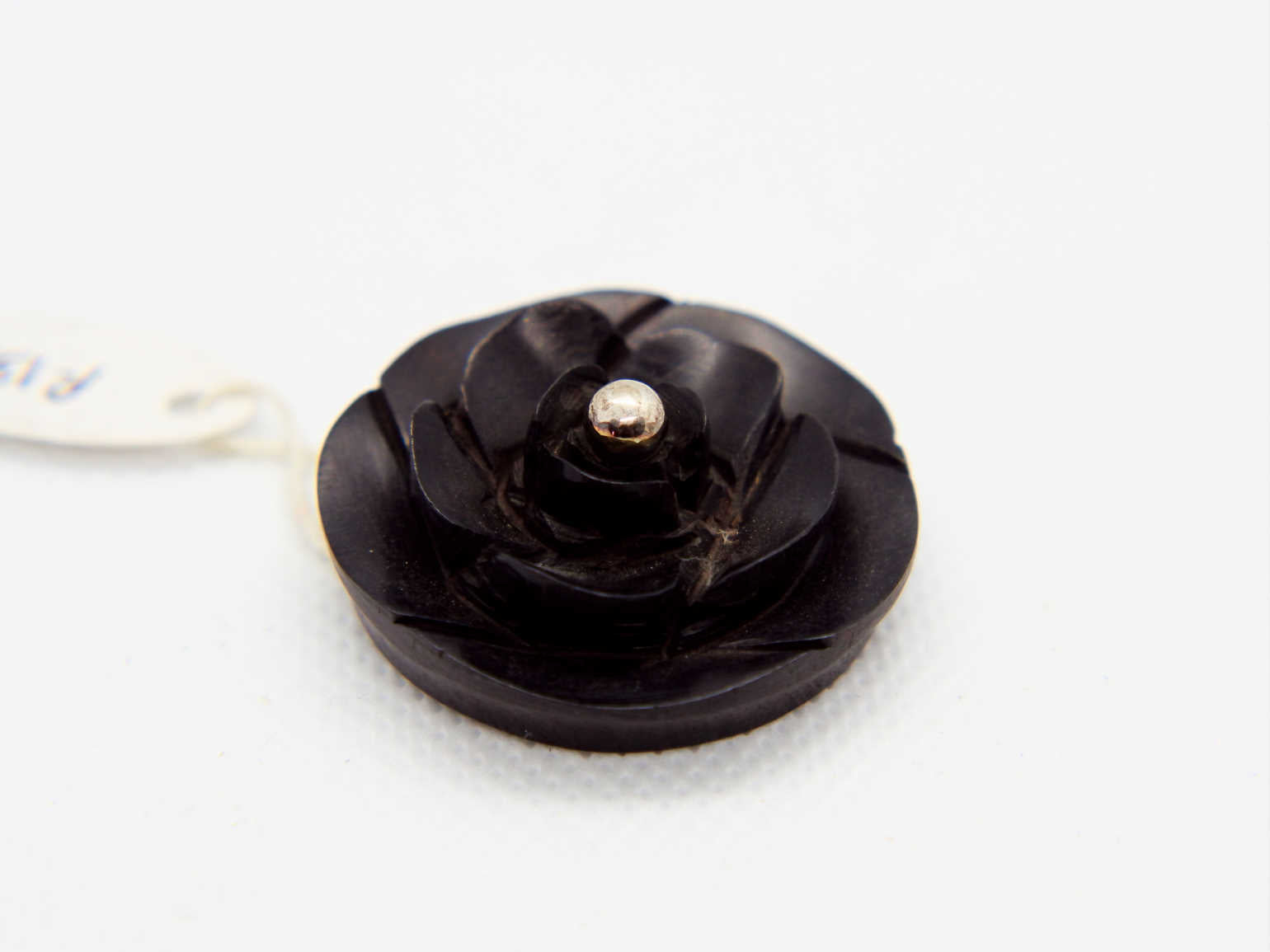 pendaglio in ebano nero intagliato a fiore con punto in argento  dimensione diametro 3 x 1 cm  peso 6,6 gr