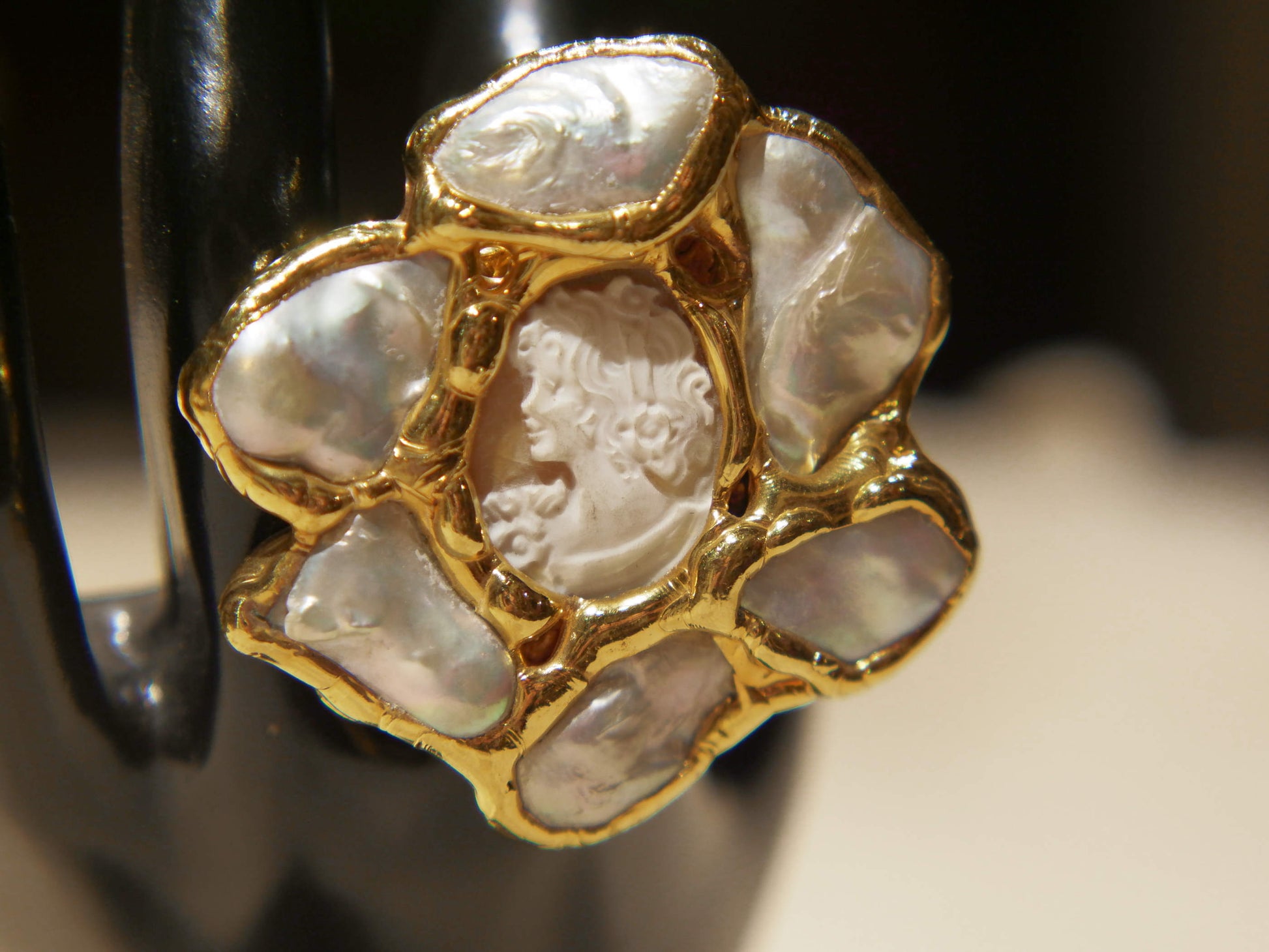 anello in ottone e perle scaramazze e cammeo  costruito interamente a mano , pietre grezze lasciate tali . Anello costruito attorno alle pietre senza utilizzo di stampi o campioni standard .