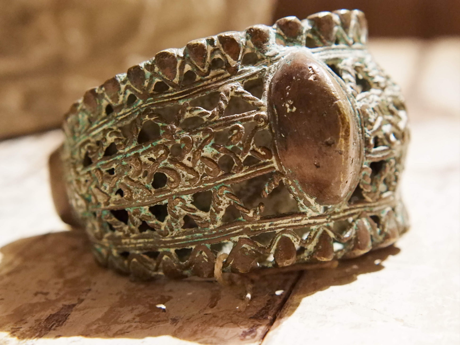 antico bracciale arficano del Benin usato in origine come moneta di scambio databile primi 900 lavorato a mano in bronzo inciso e traforato .