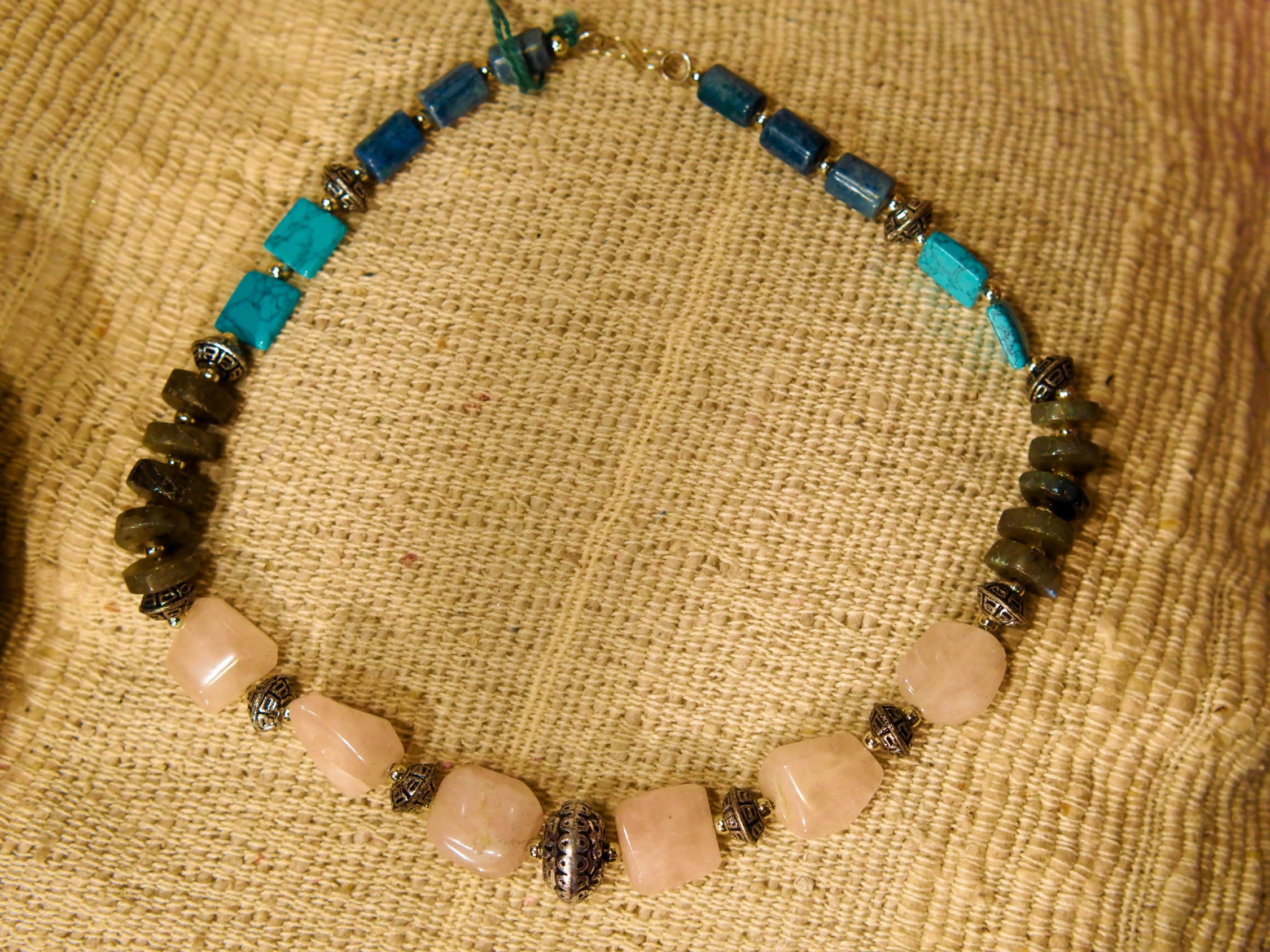 collana con pietre semipreziose , pietre dure .  pietre naturali non tinte o alterate chimicamente . quarzo rosa , labradorite e turchese  Pezzo unico assemblato artigianalmente .  lunghezza 43 cm  peso 50 gr