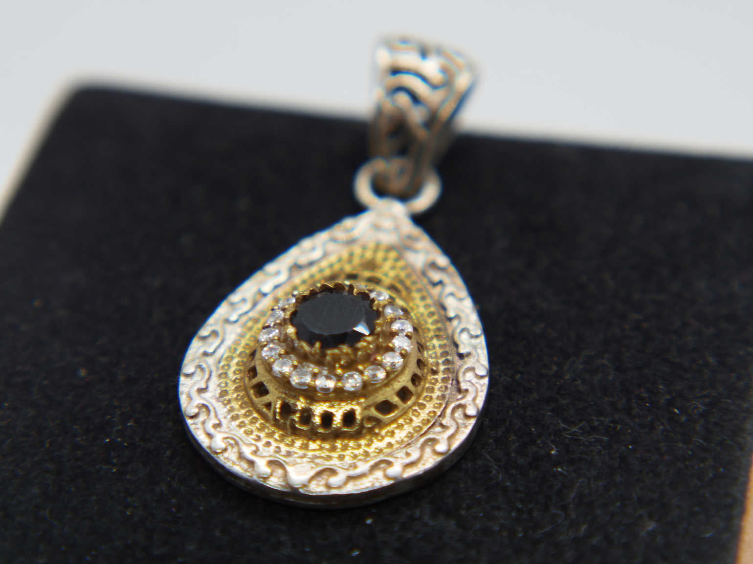 pendaglio in stile turco , arabo .  argento ,onice e  zirconi  tutto originale ed autentico , lavorato artigianalmente fronte e retro  dimensioni  4,5x2 cm  peso 7,7gr