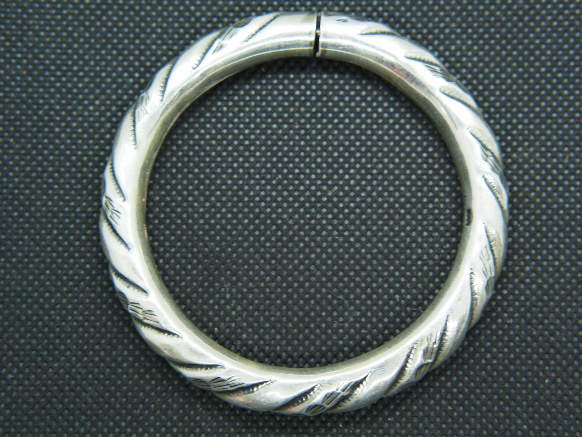 bracciale in argento rigido con possibilità di apertura chiusura .  peso 28 gr  diametro interno 6 cm  esterno 8 cm 