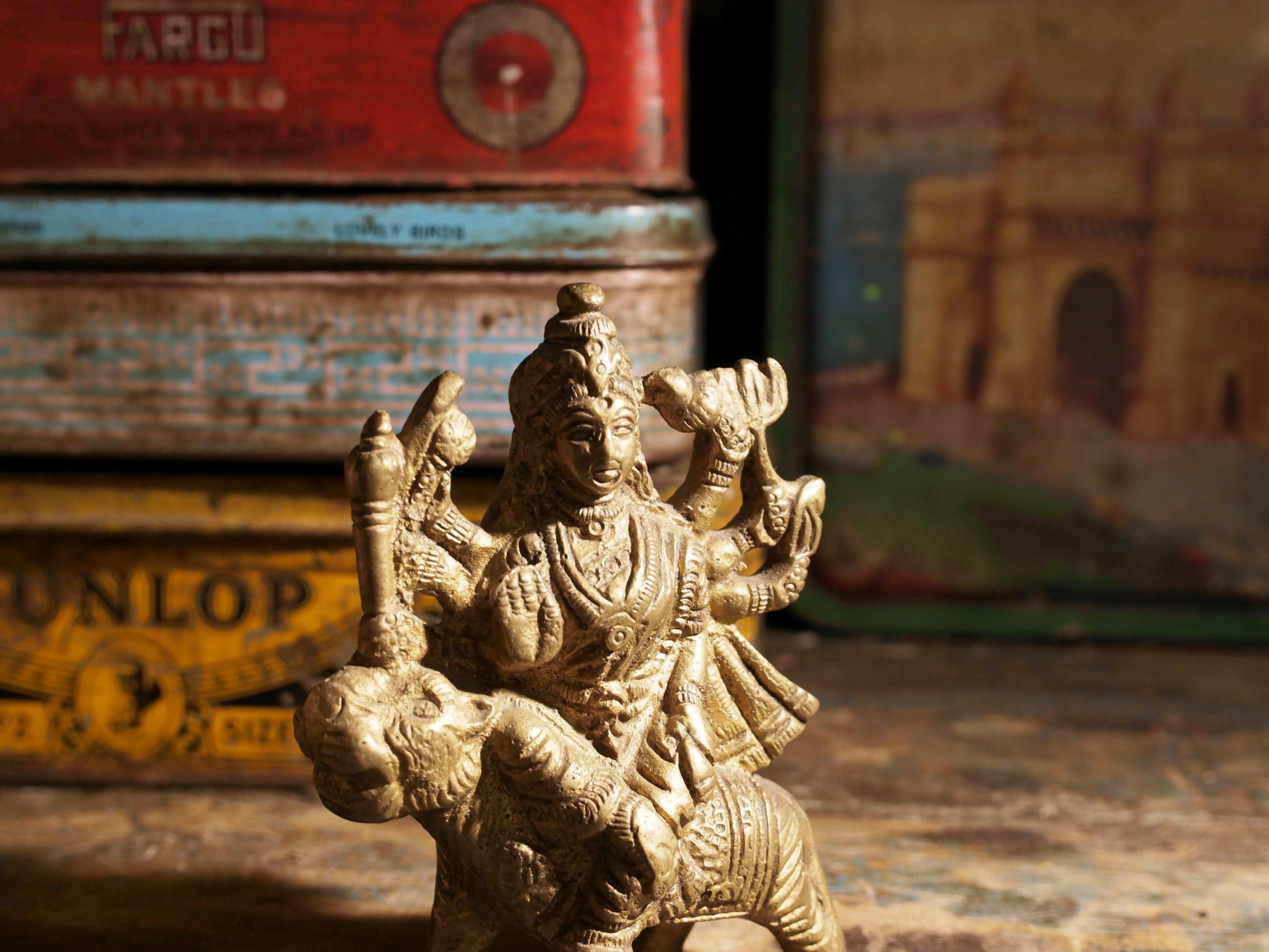 statuetta di Durga indiana in metallo inciso artigianalmente .  Presso la religione induista  "colei che difficilmente si può avvicinare" è una forma di Devi , ovvero della Madre Divina (che assume anche molte altre forme, tra cui Sarasvati , Parvati, Lakshmi, Kālī).