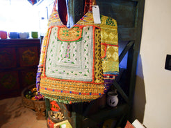 borsa indiana patchwork   tutti i pezzi che la compongono sono elementi in tessuto ricamati con specchietti , con ricamo ecc... ricavati da vecchi tessuti rajasthani   pezzo unico lavorato interamente a mano   filo oro e filo argento .   3 pon pon , apertura a cerniera ed interno foderato   lavorata in ogni angolo e lato .    50 x 40 x 17 cm esclusi manici manici 35 cm   per info ed ulteriori foto 0039 3338778241 info@etniko.it www.etniko.it