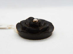 pendaglio in ebano nero intagliato a fiore con punto in argento  dimensione diametro 3 x 1 cm  peso 6,6 gr