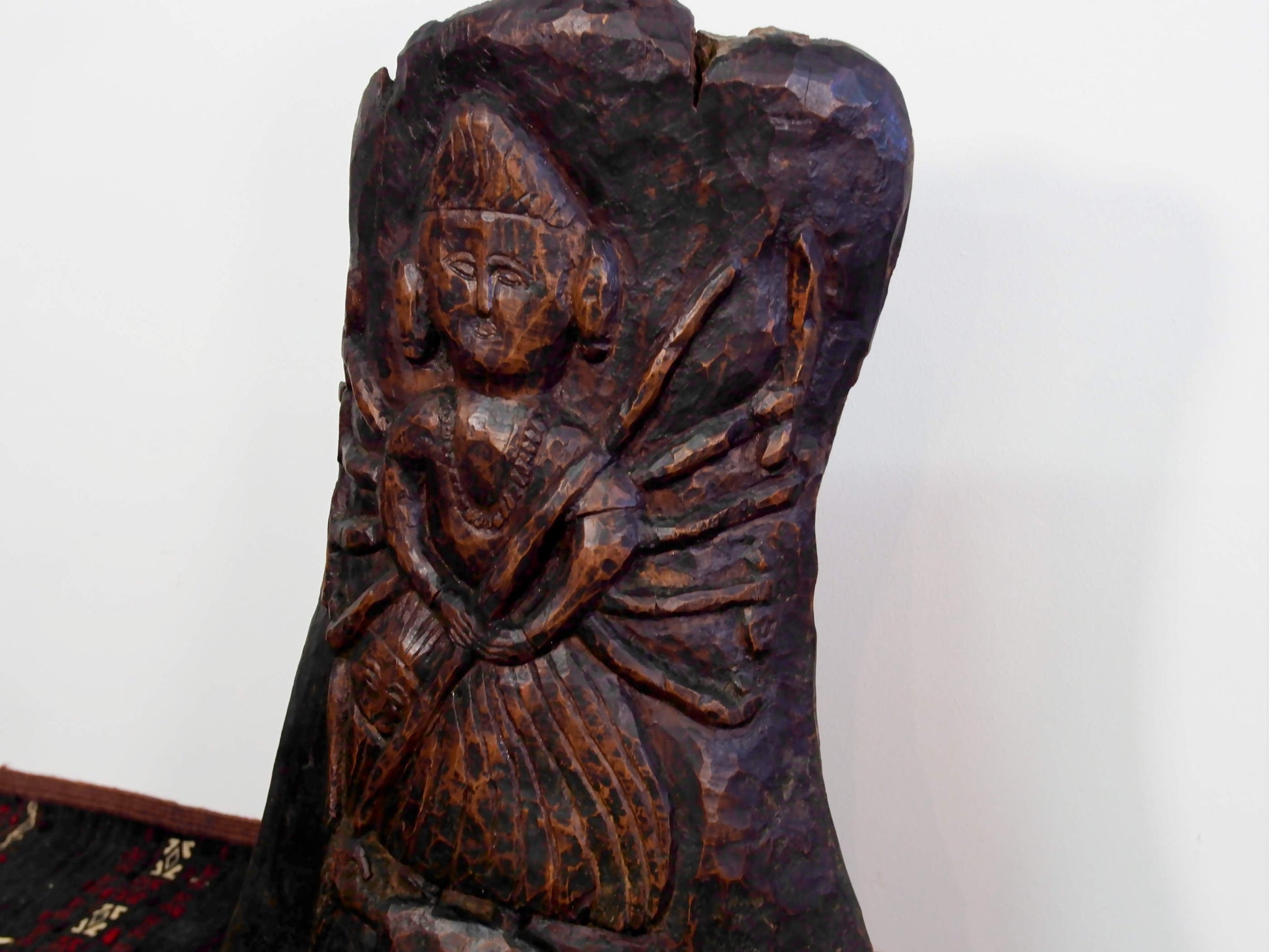 statua indiana con basamento in metallo raffigurante kali  Pannello antico databile primi 900 , inciso su tronco di teak massello , rara ed introvabile conservata al 100% . 