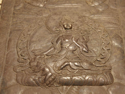 quadro da appendere , raffigurazione di una tara verde tibetanma in lega bronzo , rame e metalli . lavorata artigianelmente raffigurante Tara verde .  dimensioni 27x42x2 cm  metallo inciso a rilievo , a sbalzo su tavole di legno  pezzo unico lavorato a mano , databile prima metà 900. 