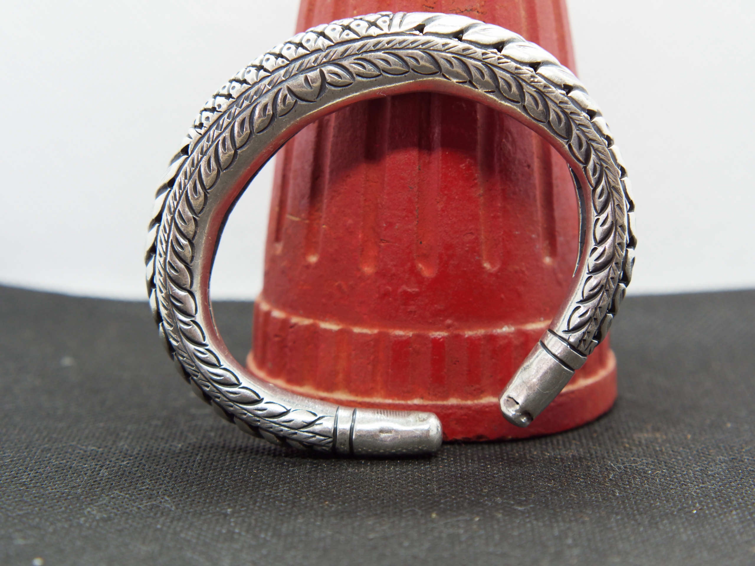 bracciale rigido in argento  con possibilità di modificare diametro .  peso 51 gr  diametro interno 7 cm  esterno 9 cm