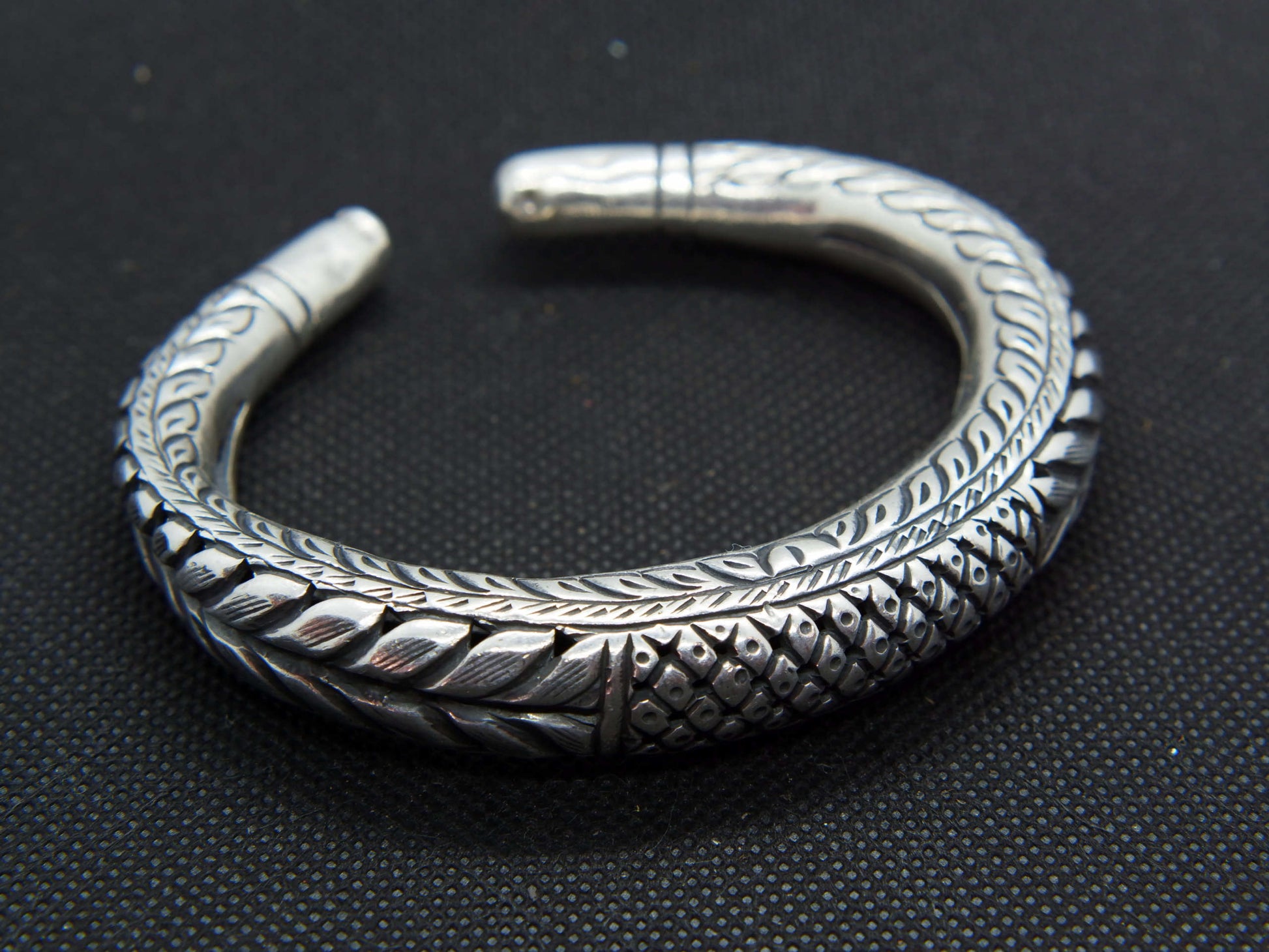 bracciale rigido in argento  con possibilità di modificare diametro .  peso 51 gr  diametro interno 7 cm  esterno 9 cm