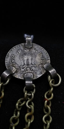 vecchio pendaglio indiano in metalli e parte di argento , pezzo unico di origine tribale .  rupia con data 1978 .  13 x 4 cm  30 gr 