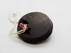 pendaglio in ebano nero intagliato a fiore con punto in argento  dimensione diametro 3 x 1 cm  peso 6,6 gr