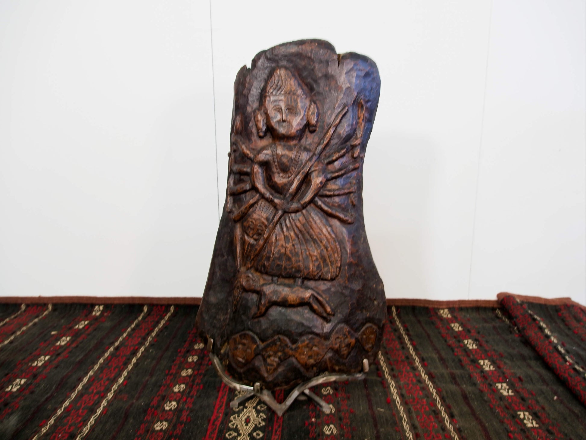 statua indiana con basamento in metallo raffigurante kali  Pannello antico databile primi 900 , inciso su tronco di teak massello , rara ed introvabile conservata al 100% . 
