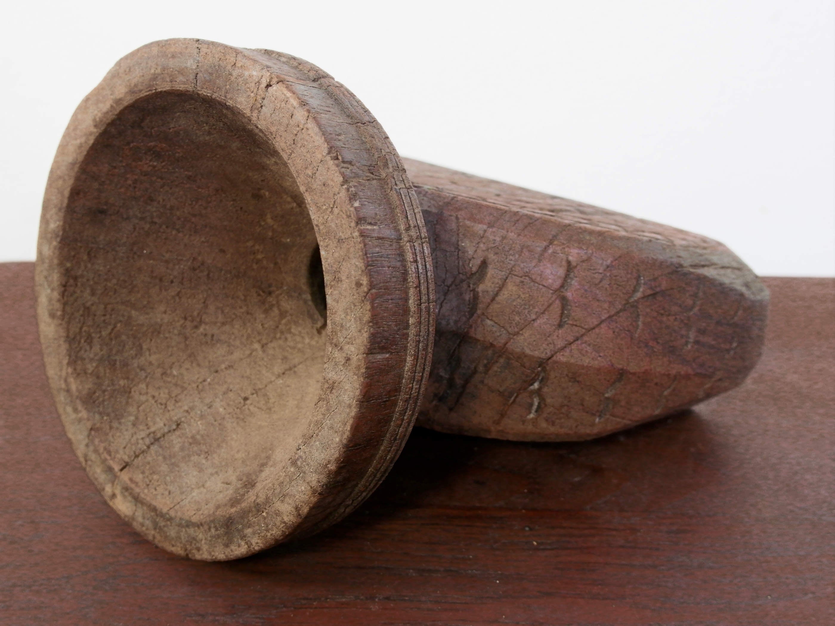 antico separatore , oggetti di lavoro antichi usato per cereali , riso indiano in legno  in legno di teak inciso .