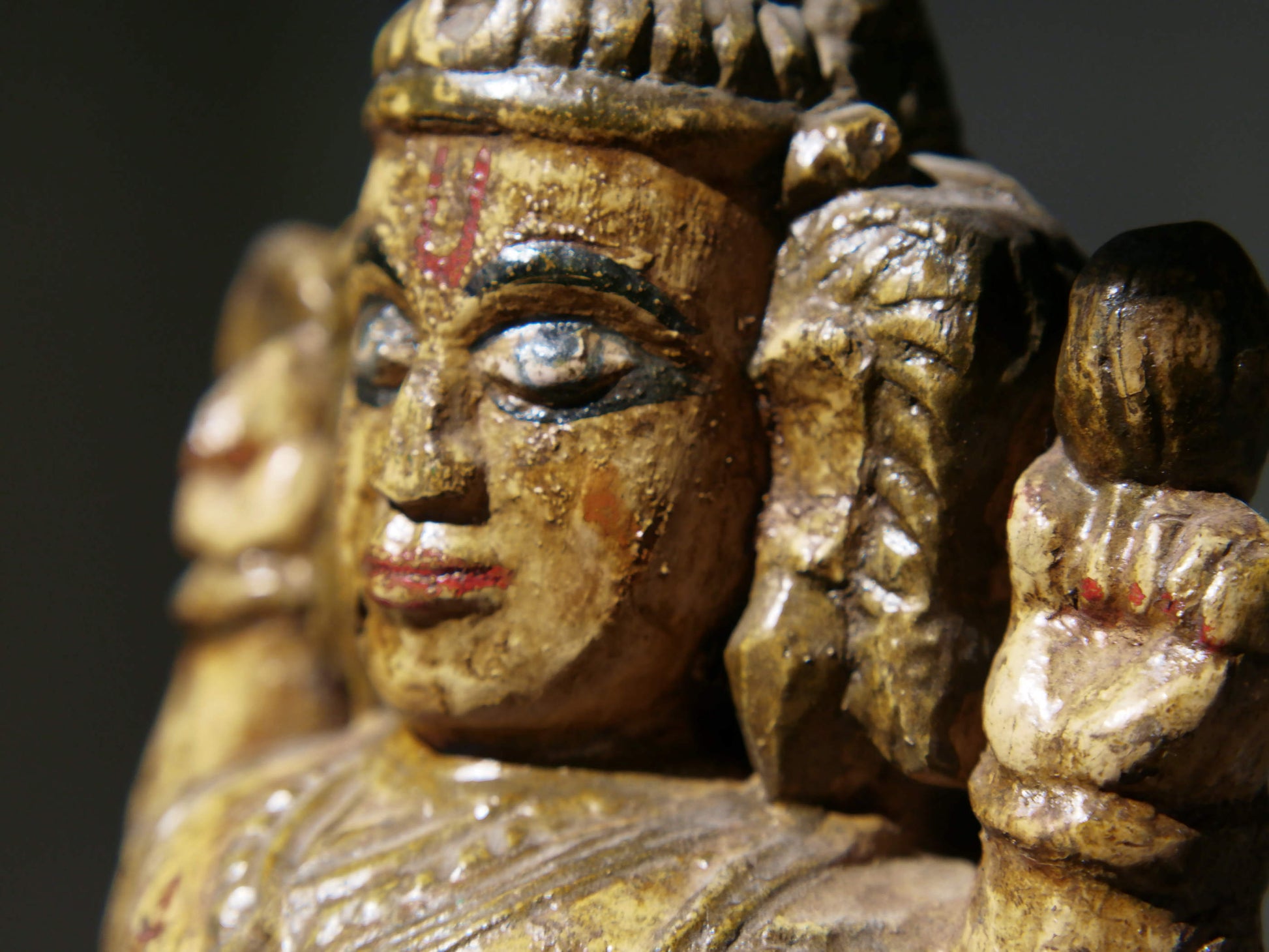 statua indiana raffigurante divinità hindù  scultura in legno laccata su base di gesso