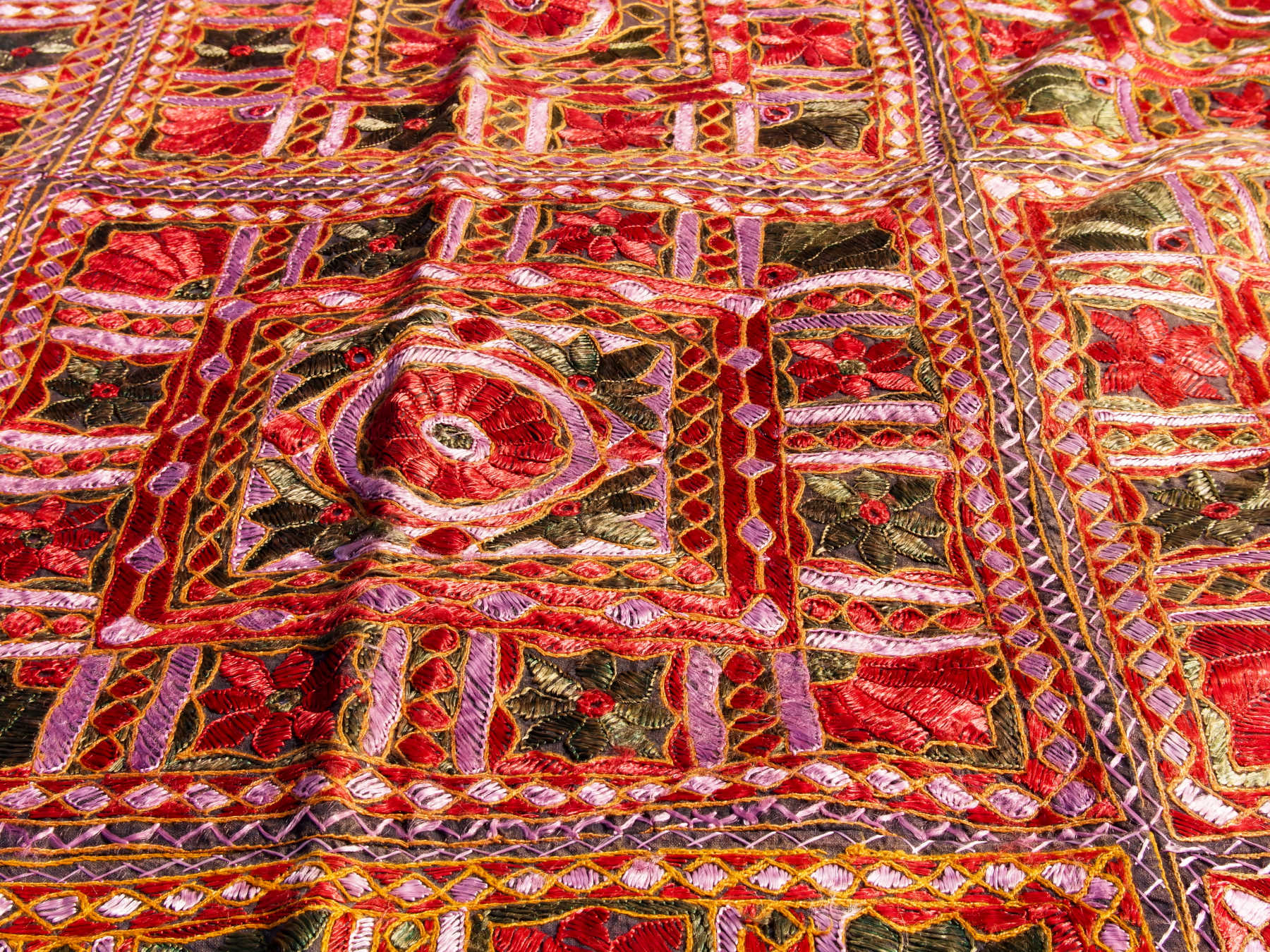 Telo Indiano in cotone doppio strato, ricamato tono su tono con specchietti, multi color. Può essere impiegato come copridivano, copriletto, tovaglia o tessuto da appendere a parete. Dimensioni 220x270cm