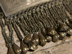 spillone ricavato da un antico pedaglio afgano databile prima metà 900.  si può usare come pendaglio o come spillone sul retro c è il classico gancio a spilla .