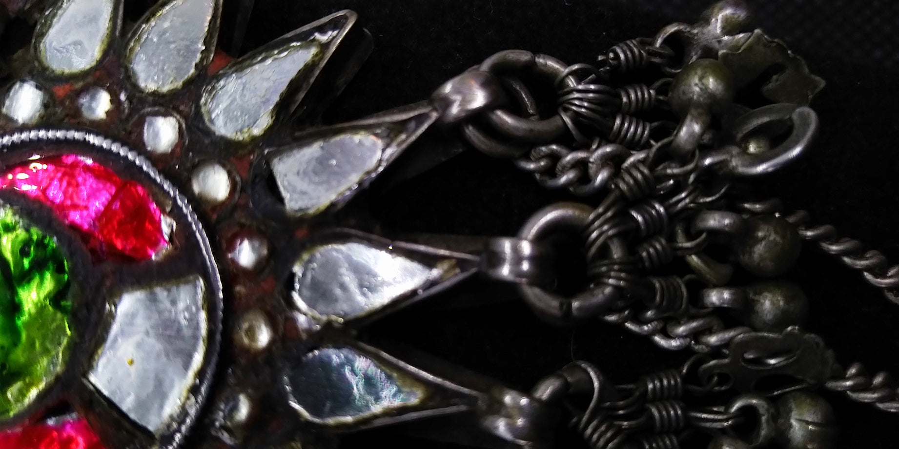 pendaglio indiano in argento antico , primi 900  tutto originale ed autentico , lavorato artigianalmente  tipico pendaglio in stile etnico rajasthan in argento e pasta vitrea ( l'ultilizzo di pietre e tagli  sono stati usati durante e dopo il periodo coloniale ).  dimesioni 12 x 7 cm  peso 45 gr 