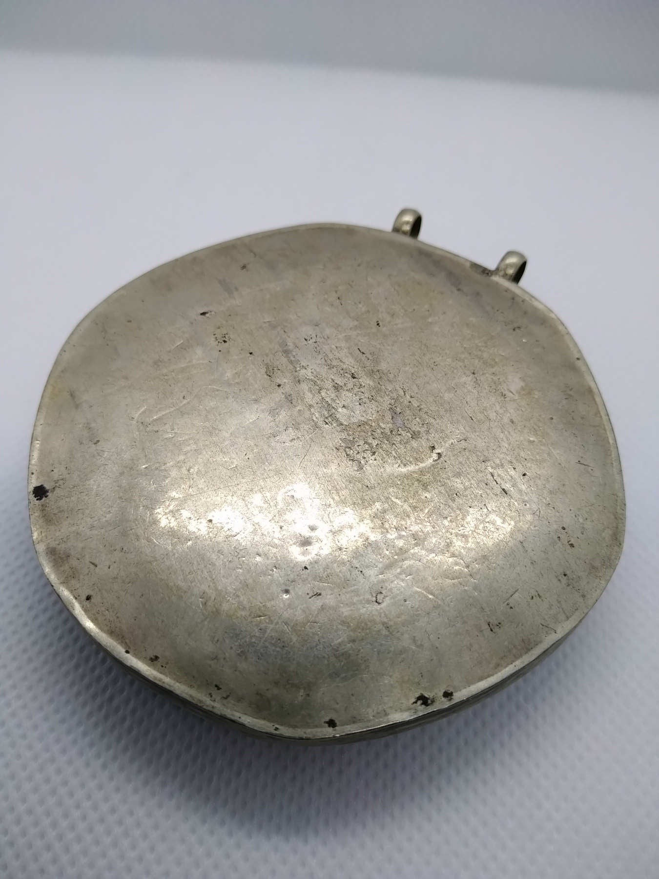 vecchio pendaglio afgano in argento cesellato e corniola incisa .  pezzo unico databile seconda metà 900 , originale in ogni parte e lavorato artigianalmente.  incisioni spesso con frasi tratte dal corano o , essendo un oggetto che viene tramandato da generazione in generazione , frasi di buon auspicio ( Come un Hamsa o l'Occhio blu si suppone di proteggere contro il male e garantire il successo per il portatore del ciondolo  )  spedizione italia  compresa     peso 107 gr  dimensioni 7,5 x 8 cm 