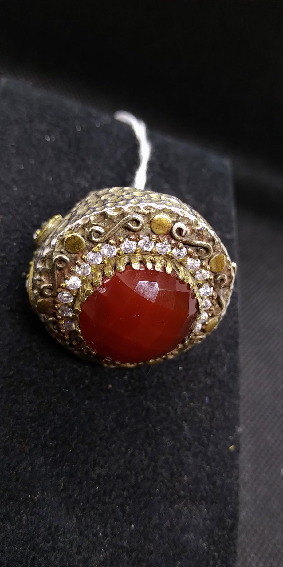 anello in argento con corniola e cristalli incastonati . lavorato artigianalmente in ogni sua parte , pezzo unico .  peso 32 gr  misura esterna 3,2 x 3,8  diametro 20 / 22 ( su richiesta si può adattare a misura )  spedizione gratuita 