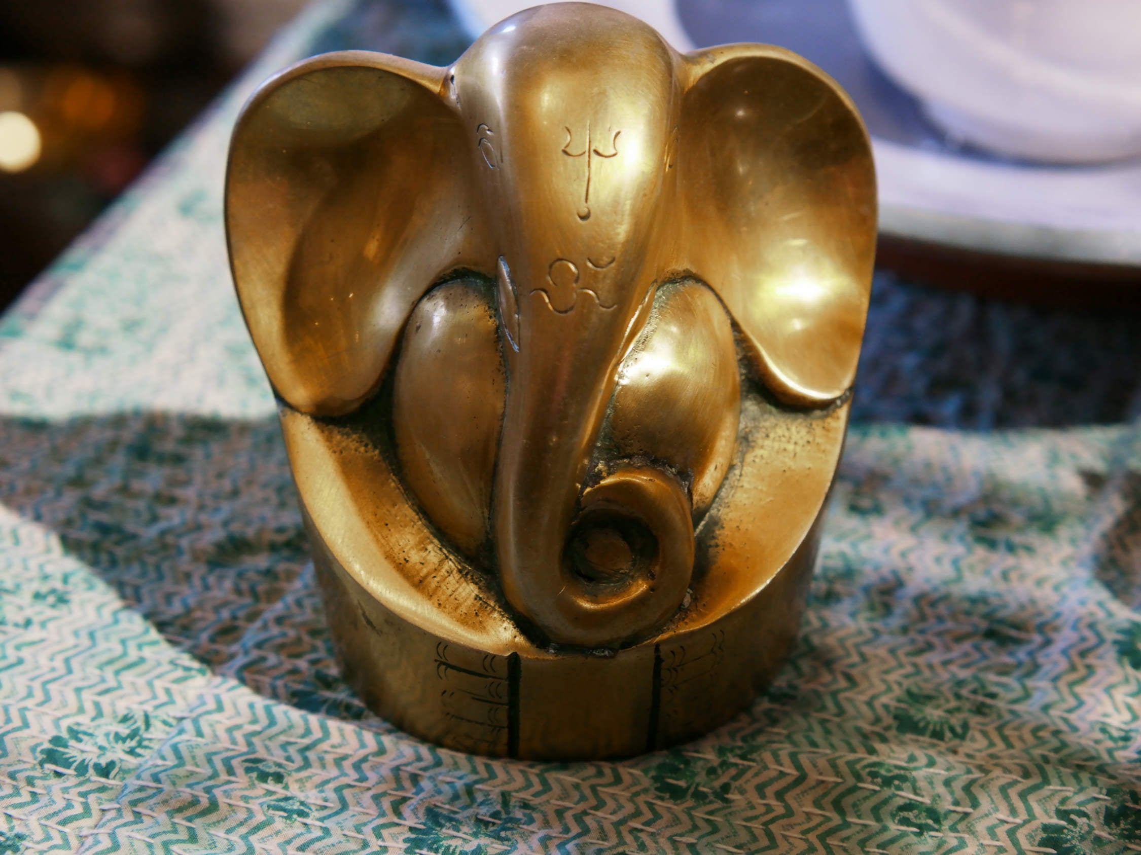 Ganesha viene a volte chiamato anche Vighnesvara, "Signore degli ostacoli", Vinayaka, "colui che rimuove" o anche Pillaiyar. è una divinità molto presente in tutta la cultura induista e venerata come una sorta di "porta fortuna" per molteplici azioni della vita quotidiana.