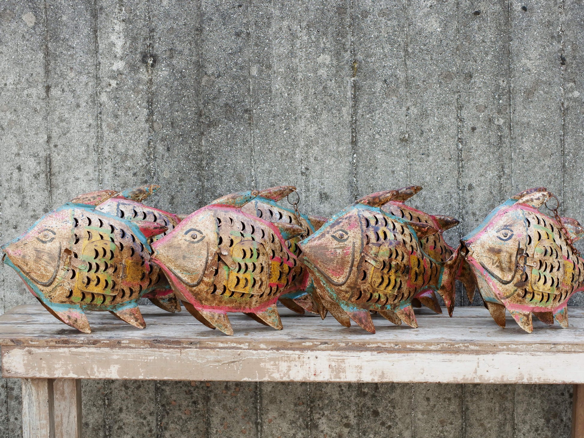 portacandele pesce in metallo dipinto, india, con catena per appendere. disponibili piu' pezzi in più colori come da foto.  dimensioni 46x10 h32cm lunghezza catena 26cm