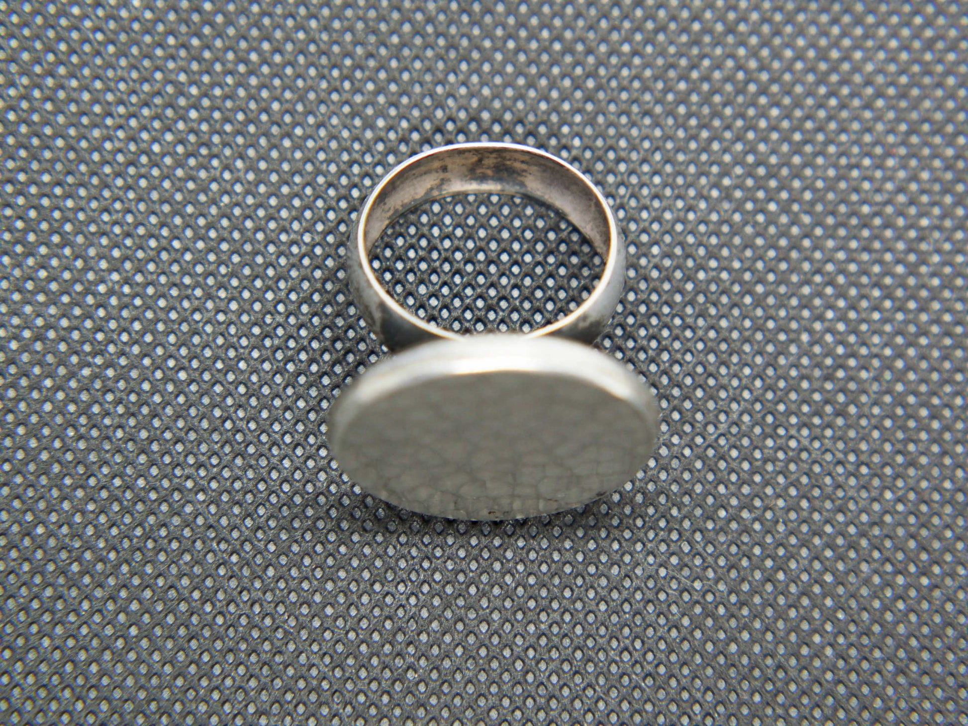 anello indiano in argento 925 pezzo unico lavorato artigianalmente  peso 8,5 gr dimensioni 2,5 x 3 cm misura diametro 22