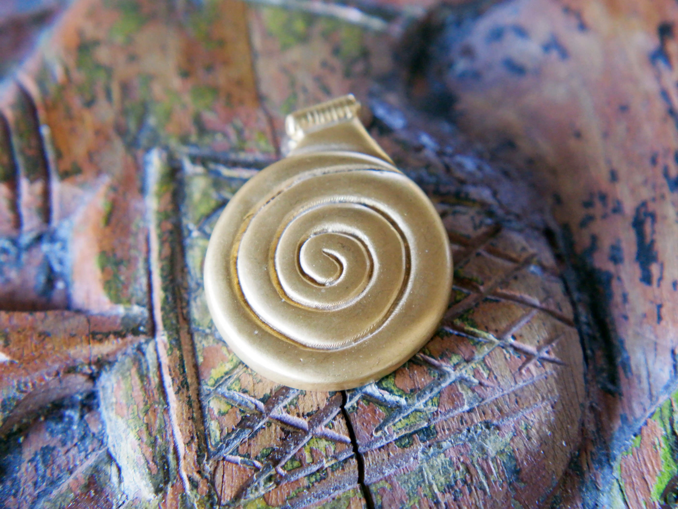 pendaglio a spirale in argento placcato oro 24 kt stile maya azteco, classici simboli della cultura sud americana  pezzo unico   dimensioni 3.5x4.5 cm, spessore 0.50 cm, peso 18 gr   per maggiori info, foto o dettagli contattare watshapp 0039 3338778241 mail info@etniko.it pinterest / facebook / instagram: etnikobycrosato