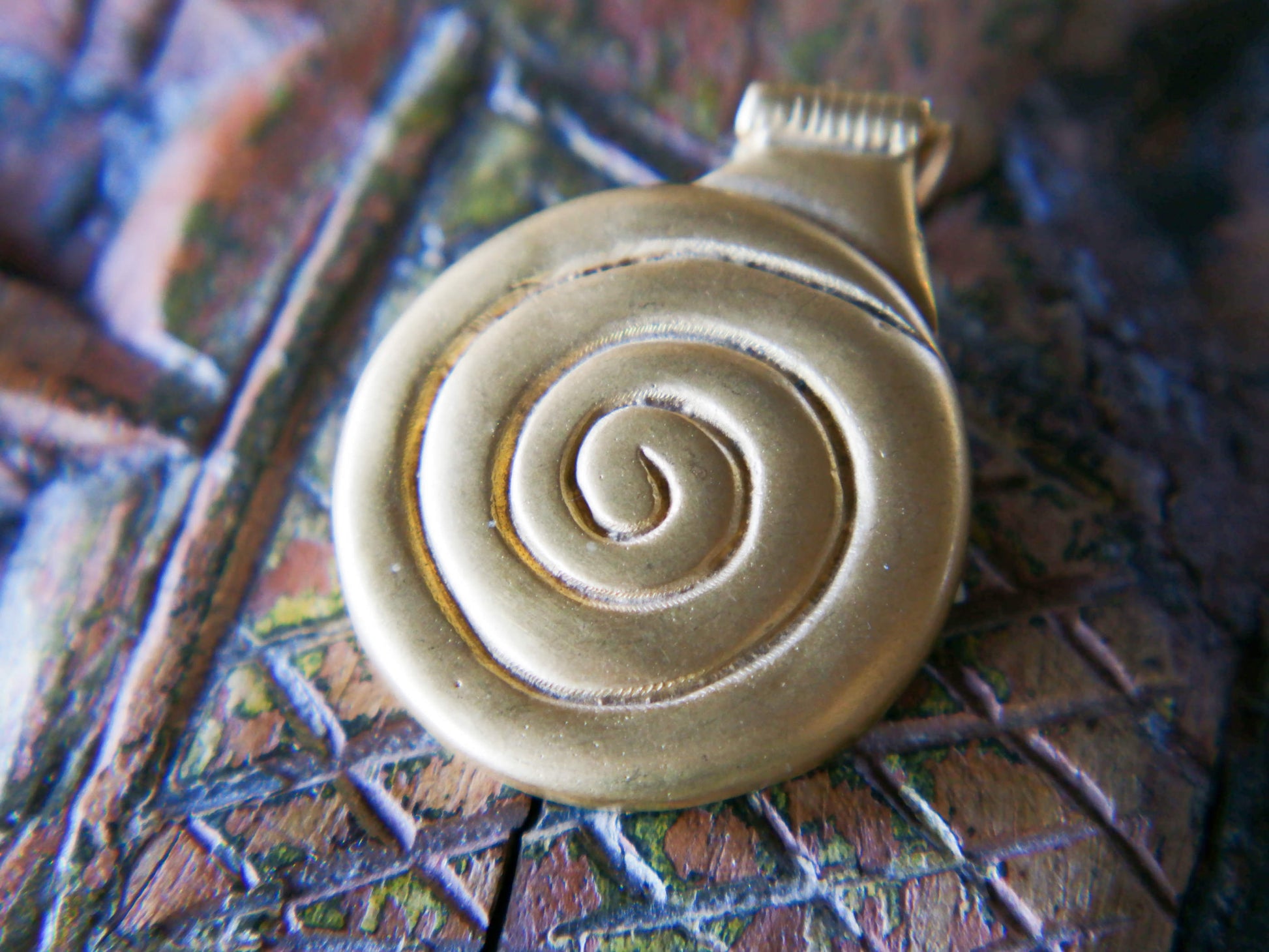 pendaglio a spirale in argento placcato oro 24 kt stile maya azteco, classici simboli della cultura sud americana  pezzo unico   dimensioni 3.5x4.5 cm, spessore 0.50 cm, peso 18 gr   per maggiori info, foto o dettagli contattare watshapp 0039 3338778241 mail info@etniko.it pinterest / facebook / instagram: etnikobycrosato