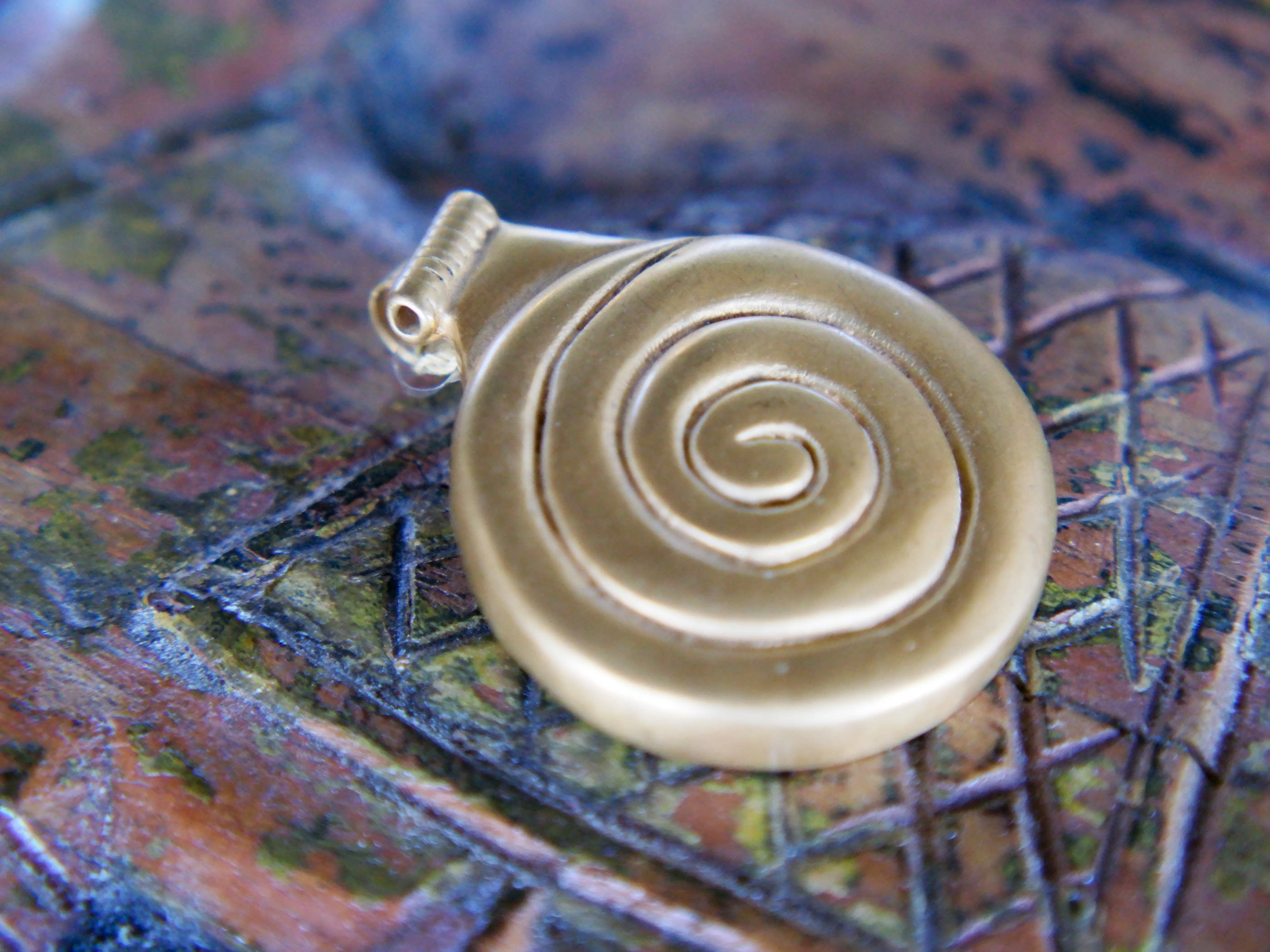 pendaglio a spirale in argento placcato oro 24 kt stile maya azteco, classici simboli della cultura sud americana  pezzo unico   dimensioni 3.5x4.5 cm, spessore 0.50 cm, peso 18 gr   per maggiori info, foto o dettagli contattare watshapp 0039 3338778241 mail info@etniko.it pinterest / facebook / instagram: etnikobycrosato