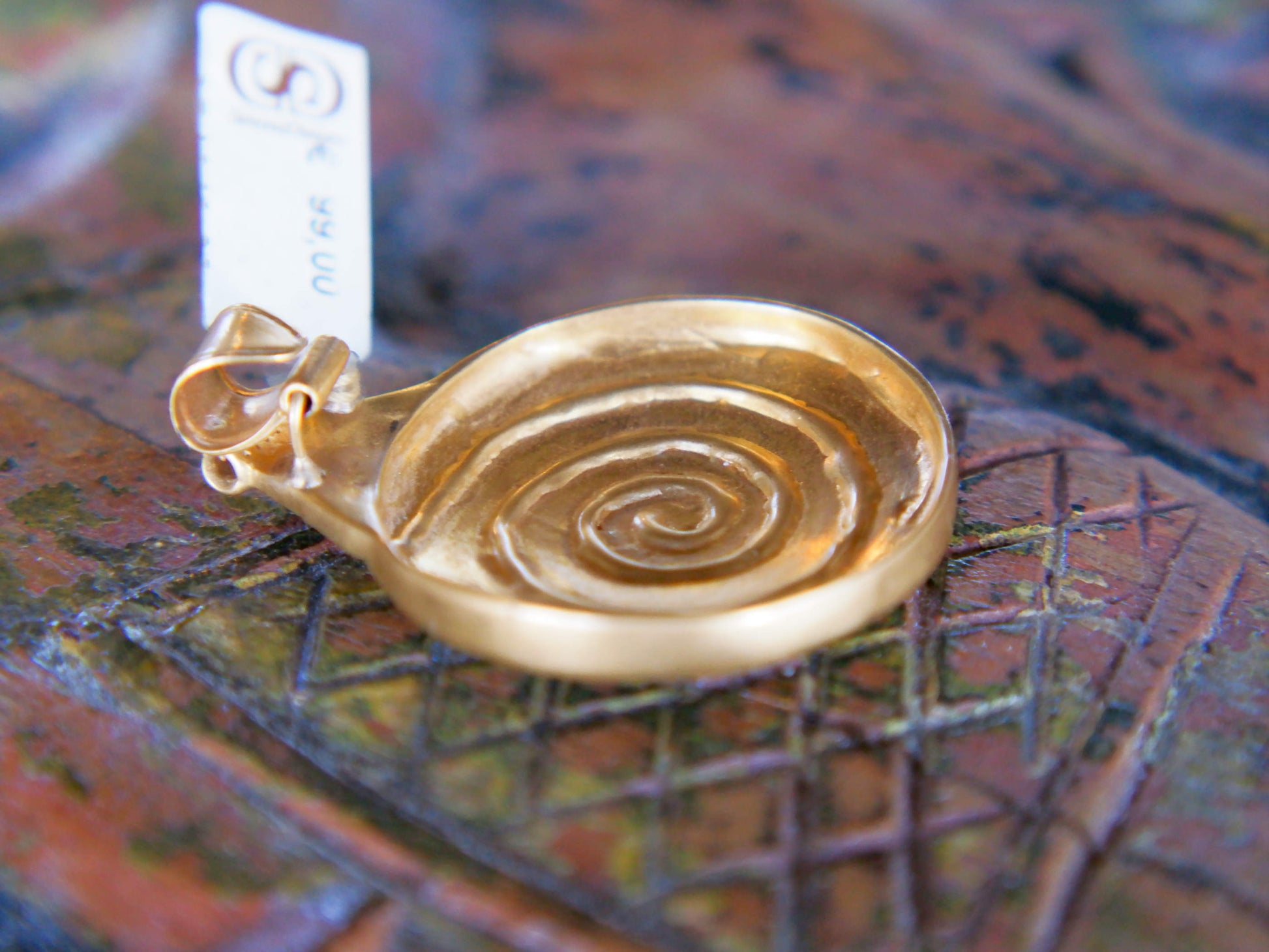 pendaglio a spirale in argento placcato oro 24 kt stile maya azteco, classici simboli della cultura sud americana  pezzo unico   dimensioni 3.5x4.5 cm, spessore 0.50 cm, peso 18 gr   per maggiori info, foto o dettagli contattare watshapp 0039 3338778241 mail info@etniko.it pinterest / facebook / instagram: etnikobycrosato