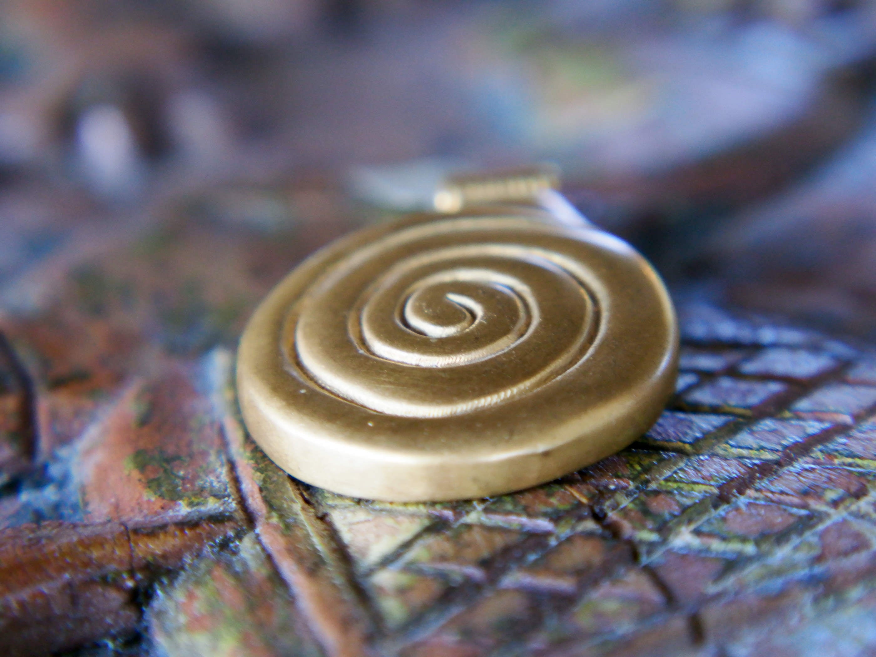 pendaglio a spirale in argento placcato oro 24 kt stile maya azteco, classici simboli della cultura sud americana  pezzo unico   dimensioni 3.5x4.5 cm, spessore 0.50 cm, peso 18 gr   per maggiori info, foto o dettagli contattare watshapp 0039 3338778241 mail info@etniko.it pinterest / facebook / instagram: etnikobycrosato