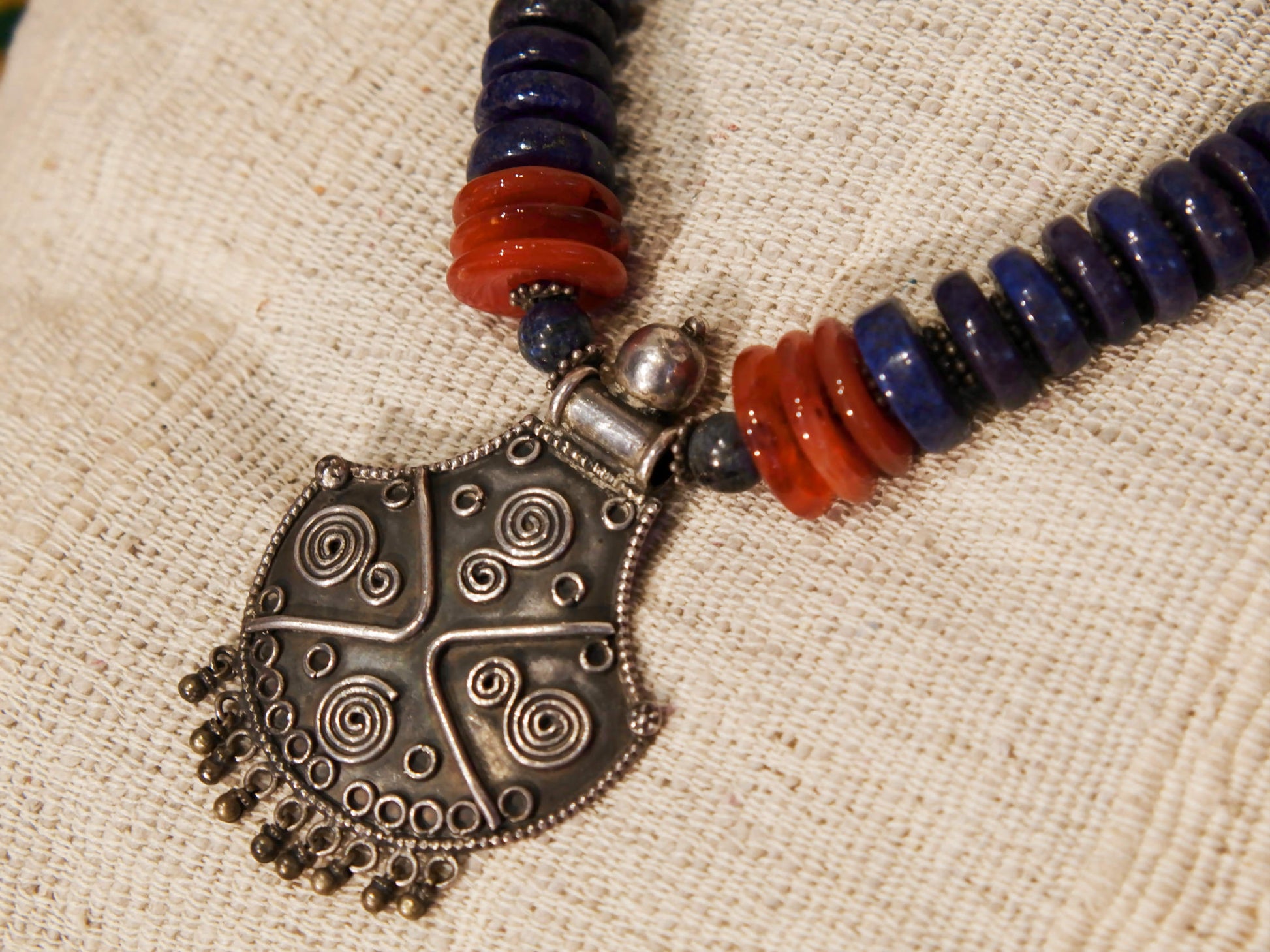 collana indiana in lapis , corniola e argento .  assemblata artigianalmente con elementi di argento antichi , corniola e lapis di alta qualità naturali senza alterazioni o modifiche di colore . 