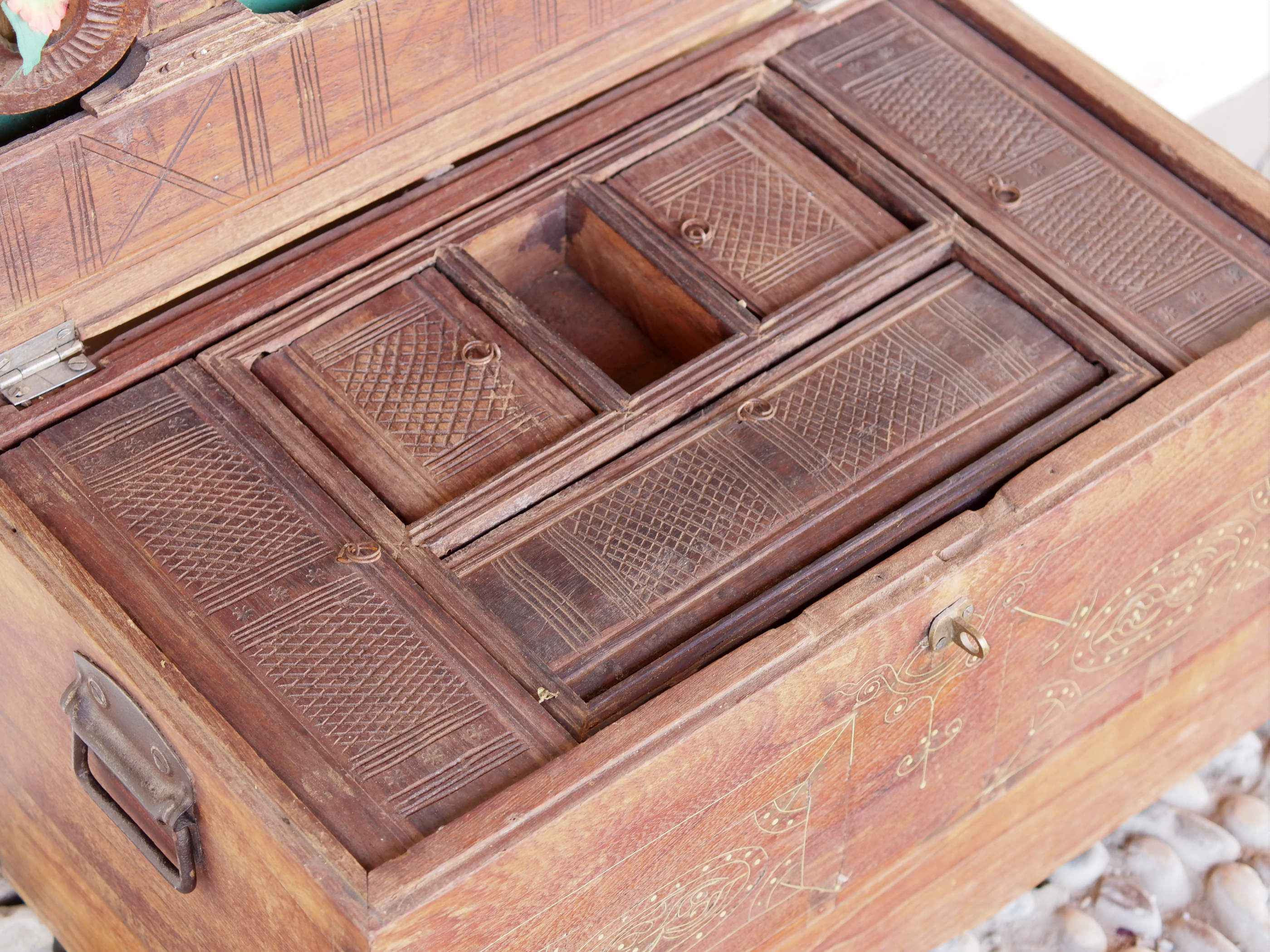 Baule Coloniale Indiano In Legno Di Teak Con Incisioni In Bronzo. Finemente Lavorato Internamente Con Piccoli Scomparti E Cassettini. Venivano Usate In Genere Dagli Inglesi Per I Continui Spostamenti Per Contenere Spezie, Trucco E Gioielli Di Uso Giornaliero. Pezzo Interamente Originale E Perfettamente Integro, Di Difficile Reperibilità. Databile Fine '800 Primi '900. Dimensioni 57x32 h34cm.