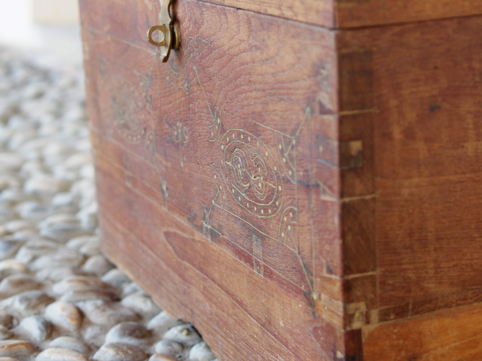 Baule Coloniale Indiano In Legno Di Teak Con Incisioni In Bronzo. Finemente Lavorato Internamente Con Piccoli Scomparti E Cassettini. Venivano Usate In Genere Dagli Inglesi Per I Continui Spostamenti Per Contenere Spezie, Trucco E Gioielli Di Uso Giornaliero. Pezzo Interamente Originale E Perfettamente Integro, Di Difficile Reperibilità. Databile Fine '800 Primi '900. Dimensioni 57x32 h34cm.