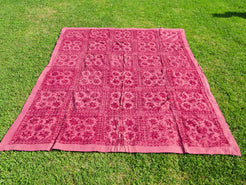 Telo Indiano in cotone doppio strato, ricamato tono su tono con specchietti,  di color rosso. Può essere impiegato come copridivano, copriletto, tovaglia o tessuto da appendere a parete. Dimensioni 210x245cm