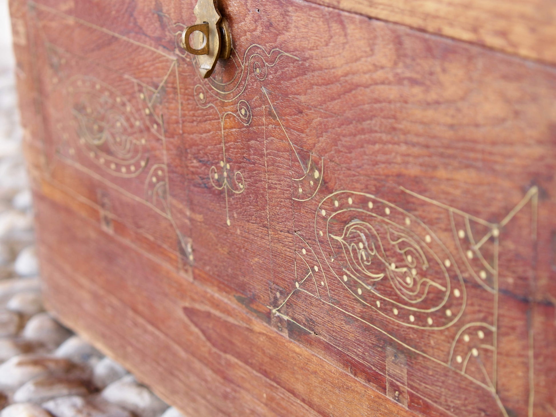 Baule Coloniale Indiano In Legno Di Teak Con Incisioni In Bronzo. Finemente Lavorato Internamente Con Piccoli Scomparti E Cassettini. Venivano Usate In Genere Dagli Inglesi Per I Continui Spostamenti Per Contenere Spezie, Trucco E Gioielli Di Uso Giornaliero. Pezzo Interamente Originale E Perfettamente Integro, Di Difficile Reperibilità. Databile Fine '800 Primi '900. Dimensioni 57x32 h34cm.