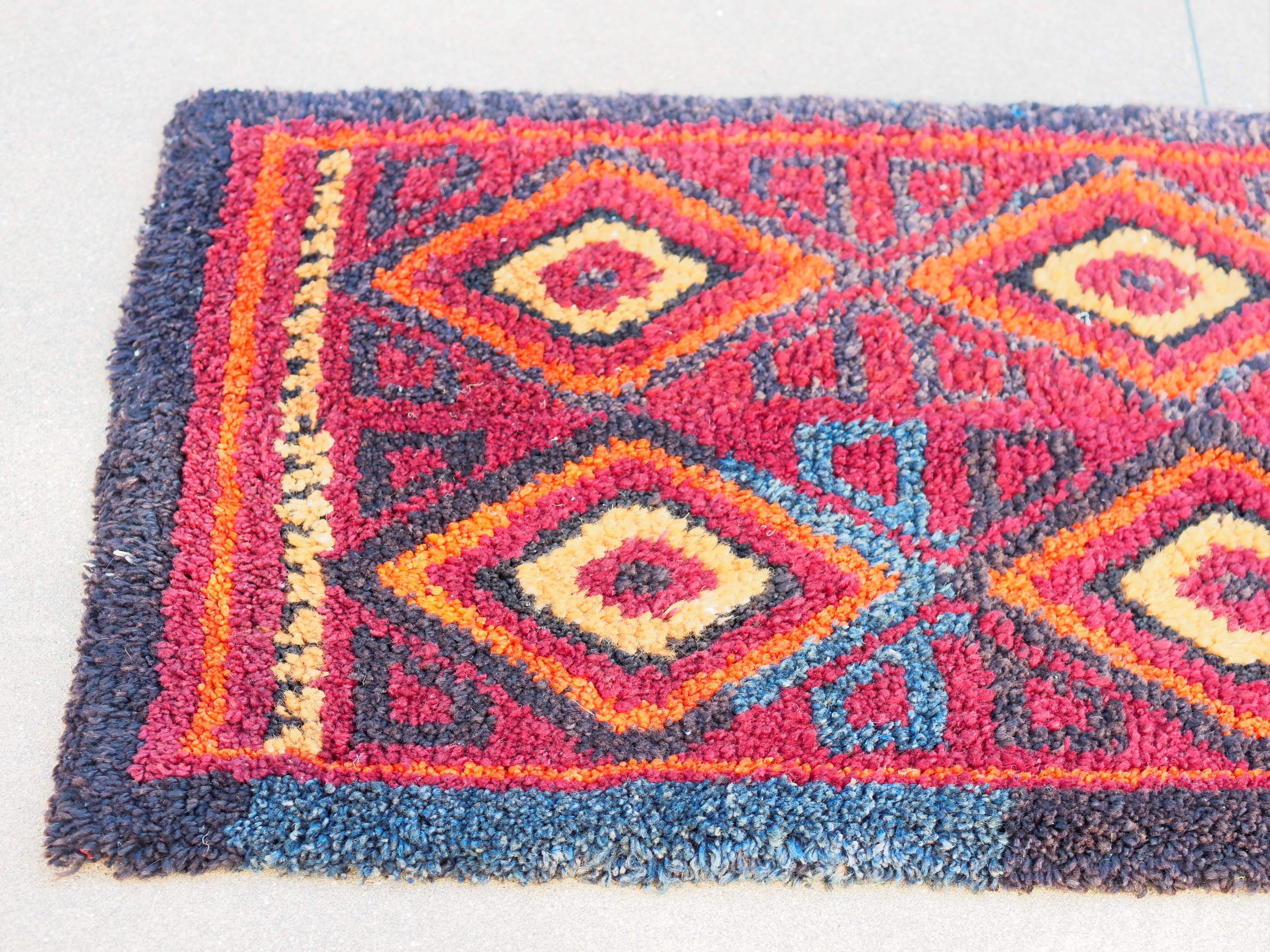 Tappeto rosso JULKIR uzbeco realizzato a mano dai nomadi Kirghiz ( kirghisi ) con tessuri annodati. Decorativo e colorato è bello sia impiegato come tappeto che da appendere a parete.Dimensioni 80x325cm